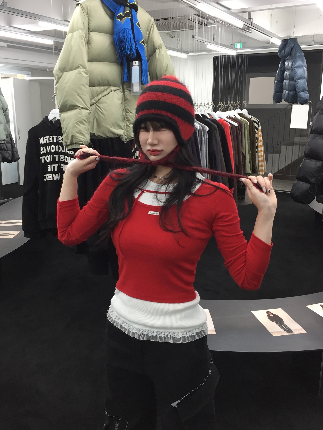 Thevinylhouse Ear Flap Stripe Beanie Red, Thevinylhouse Ear Flap Stripe Beanie Green 착용 스타일