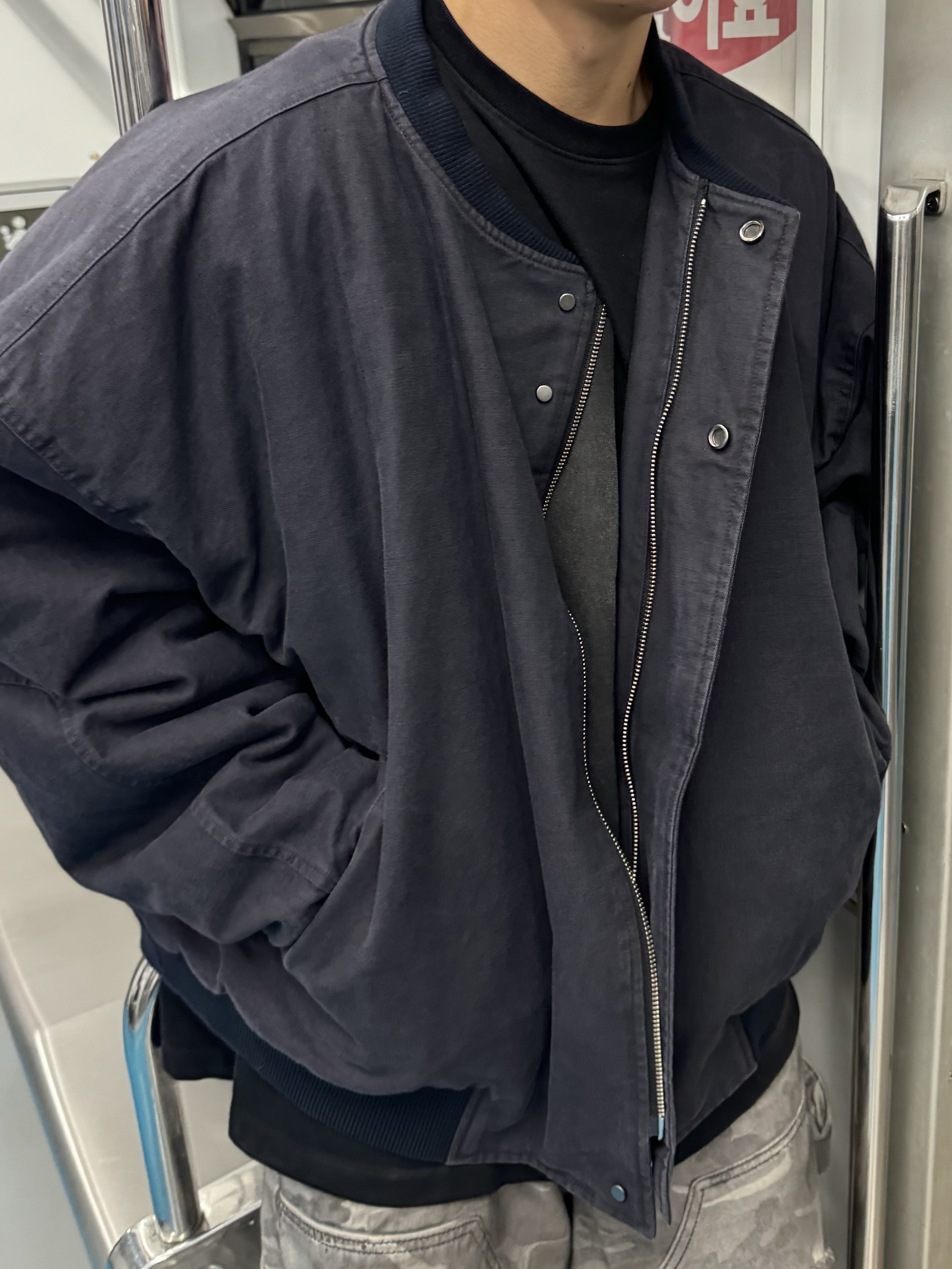 Nonnod Sulfur Dye Serge Bomber Jacket Vintage Navy Black, Nonnod Back Detail T Shirt Washed Black 착용 스타일 - 2