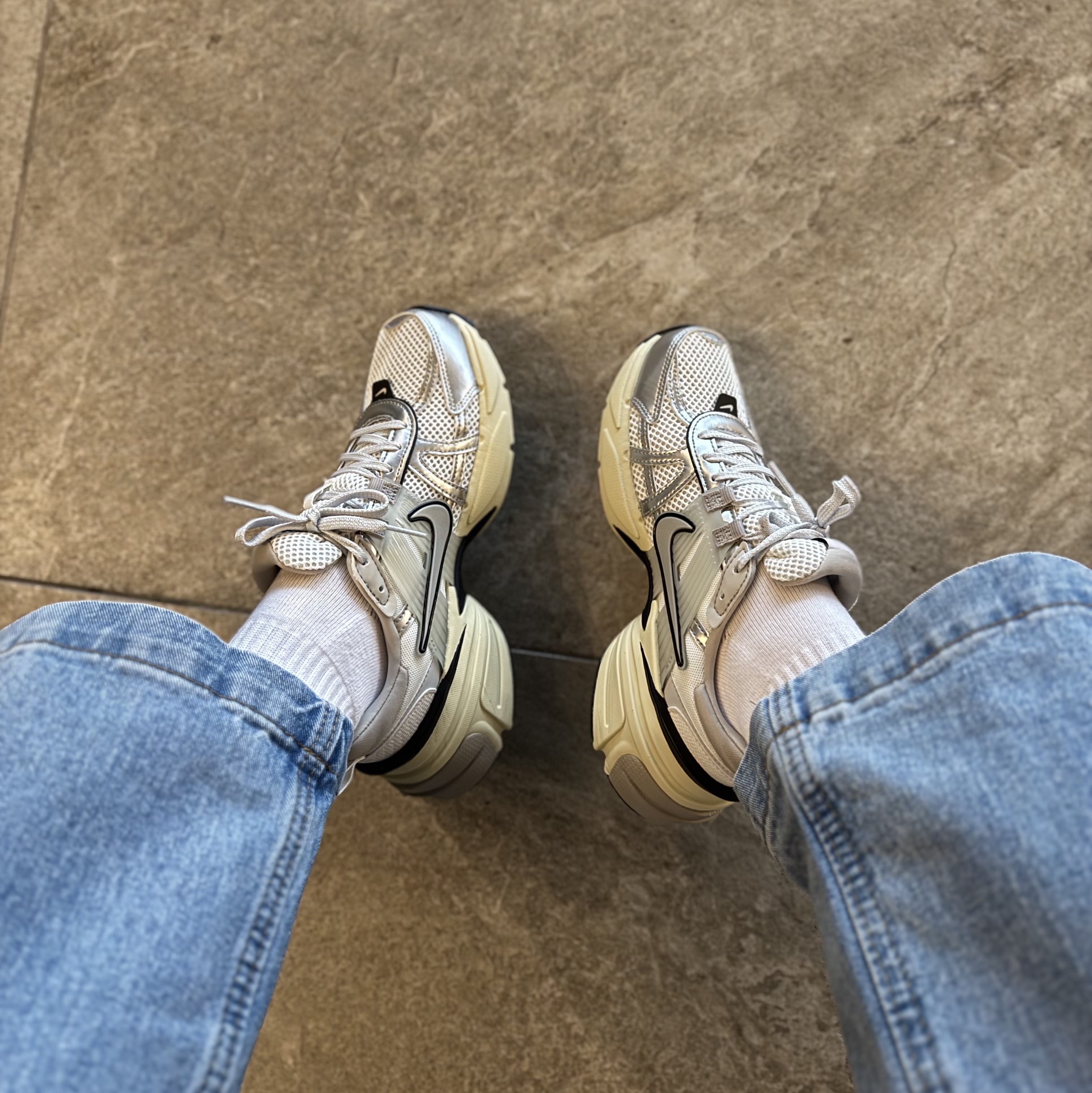 Nike V2K Run Summit White Metallic Silver 착용 스타일