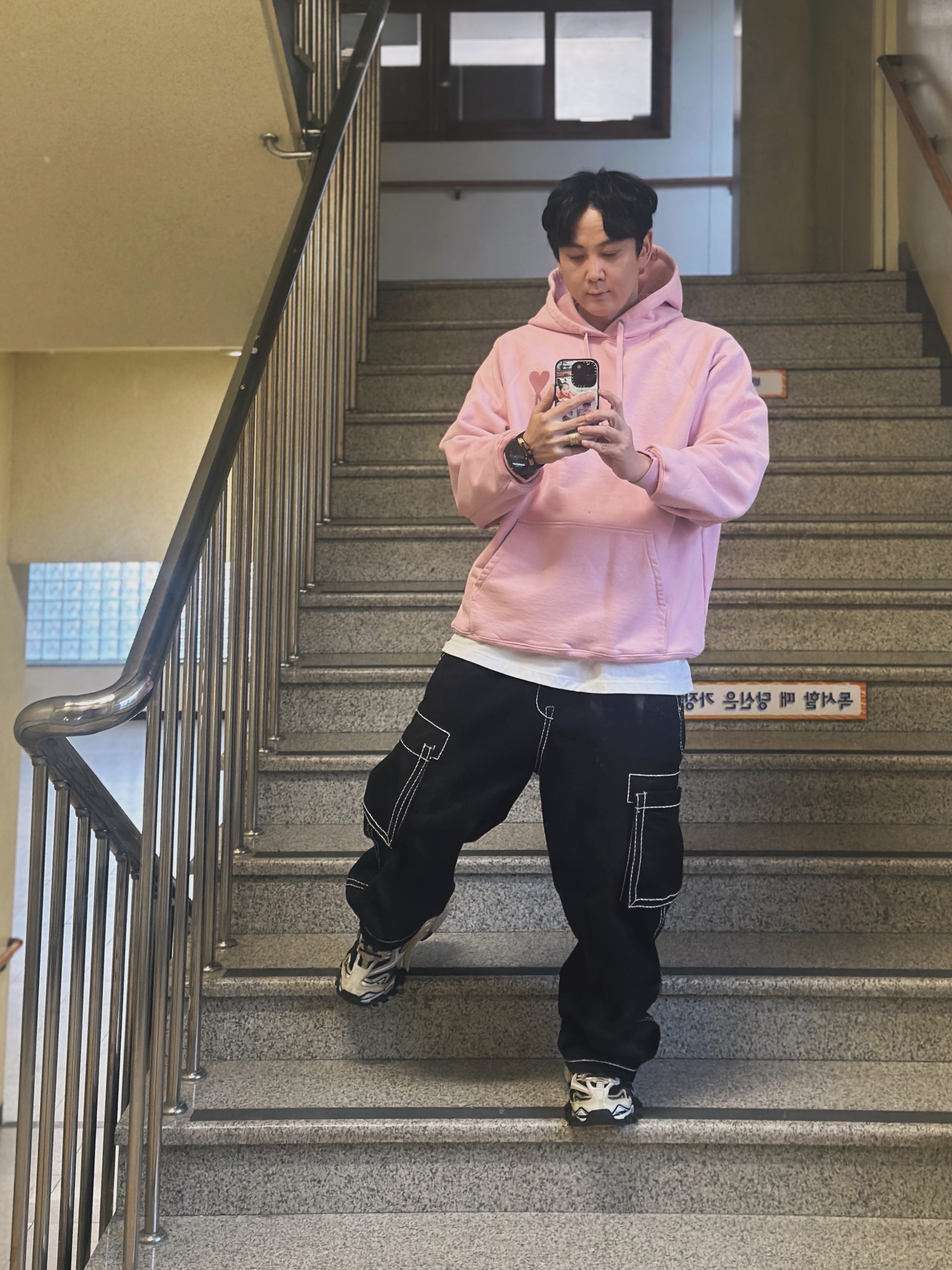 True Religion Classic Cargo Pants Mk-1 Black, AMI de Coeur Tone-On-Tone Hoodie Pale Pink 착용 스타일