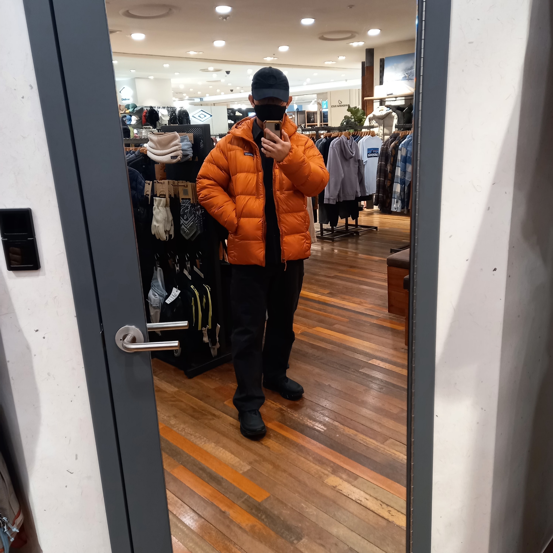 Patagonia Fitz Roy Down Hoody Black, Arc'teryx Cronin Cotton Pants Black 착용 스타일 - 5