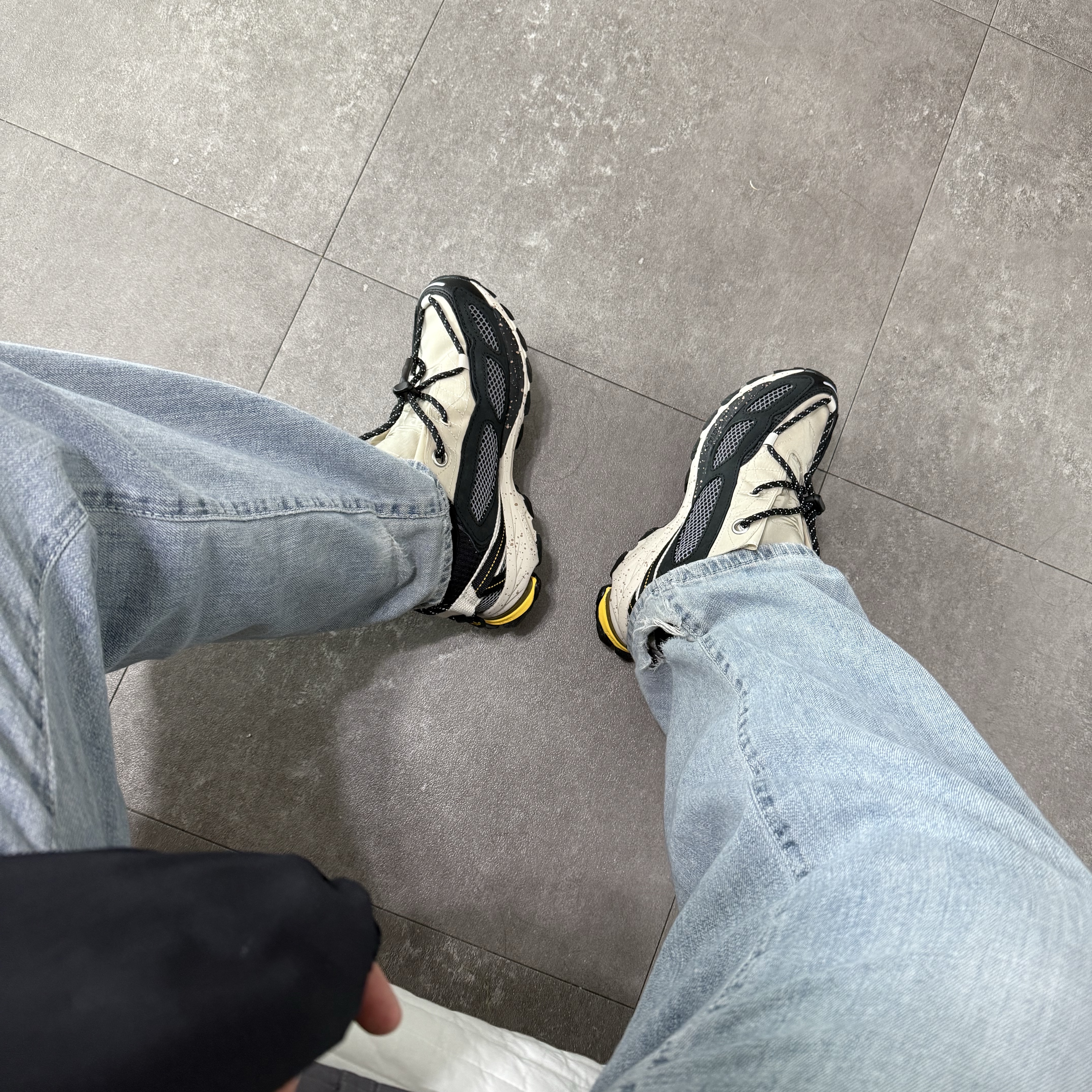 Adidas Shadowturf Core Black Silver Metallic 착용 스타일
