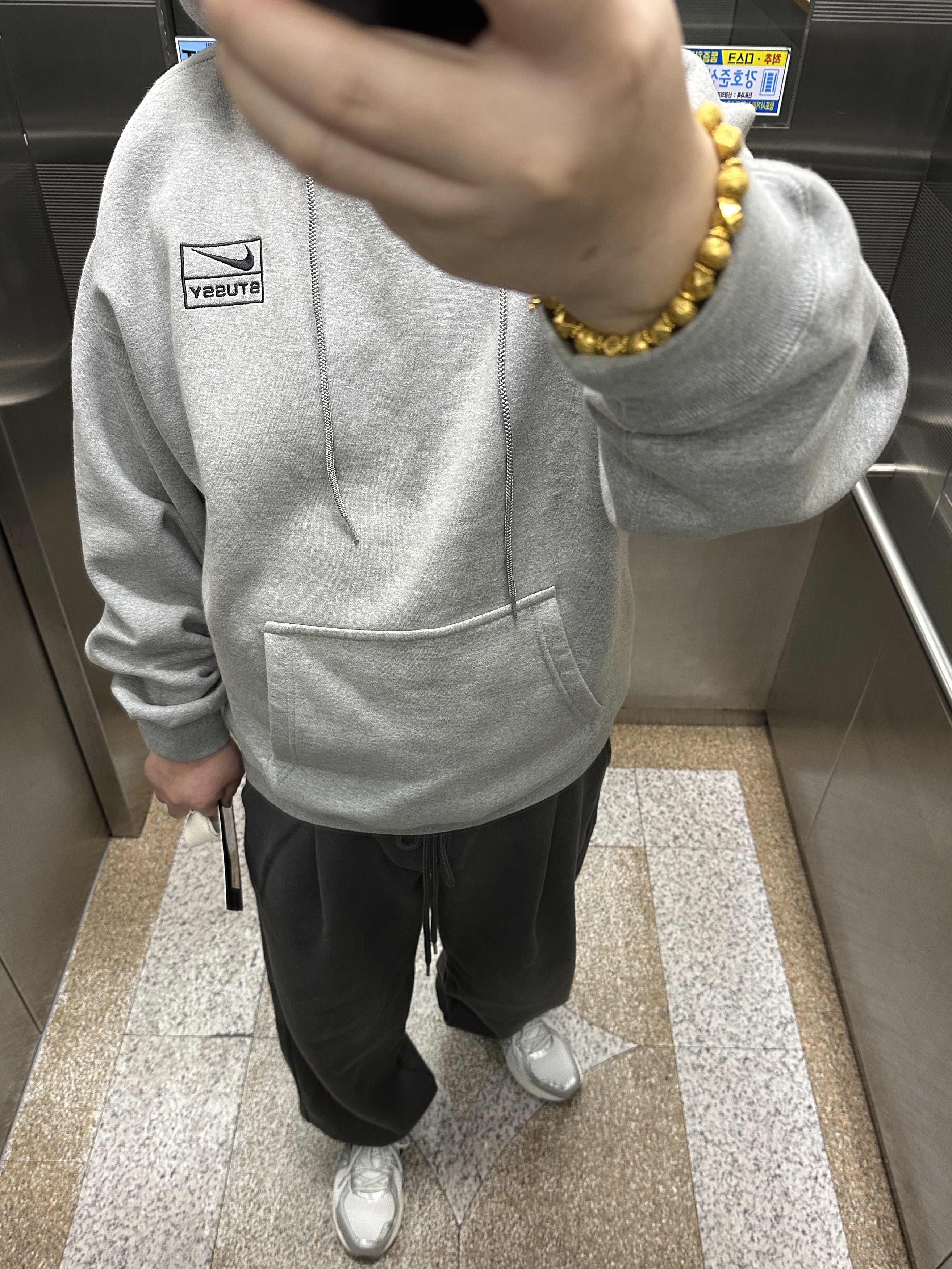 Undermycar Mu.03 Anti Fxxking Logo Play Oversized Sweat Jogger Olive, Nike x Stussy NRG RA Pullover Hoodie Dark Grey Heather (DJ9488-063) 착용 스타일 - 1