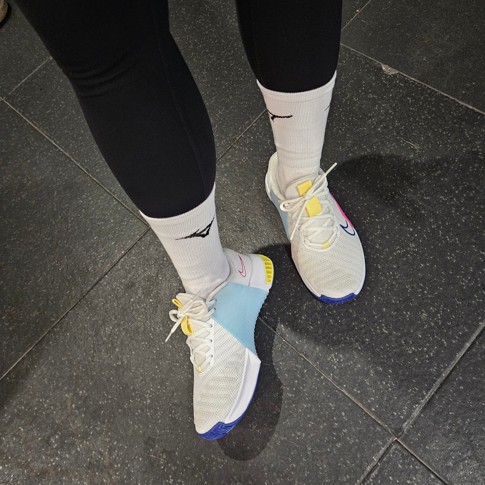 (W) Nike Metcon 9 White White Fierce Pink 착용 스타일 - 3