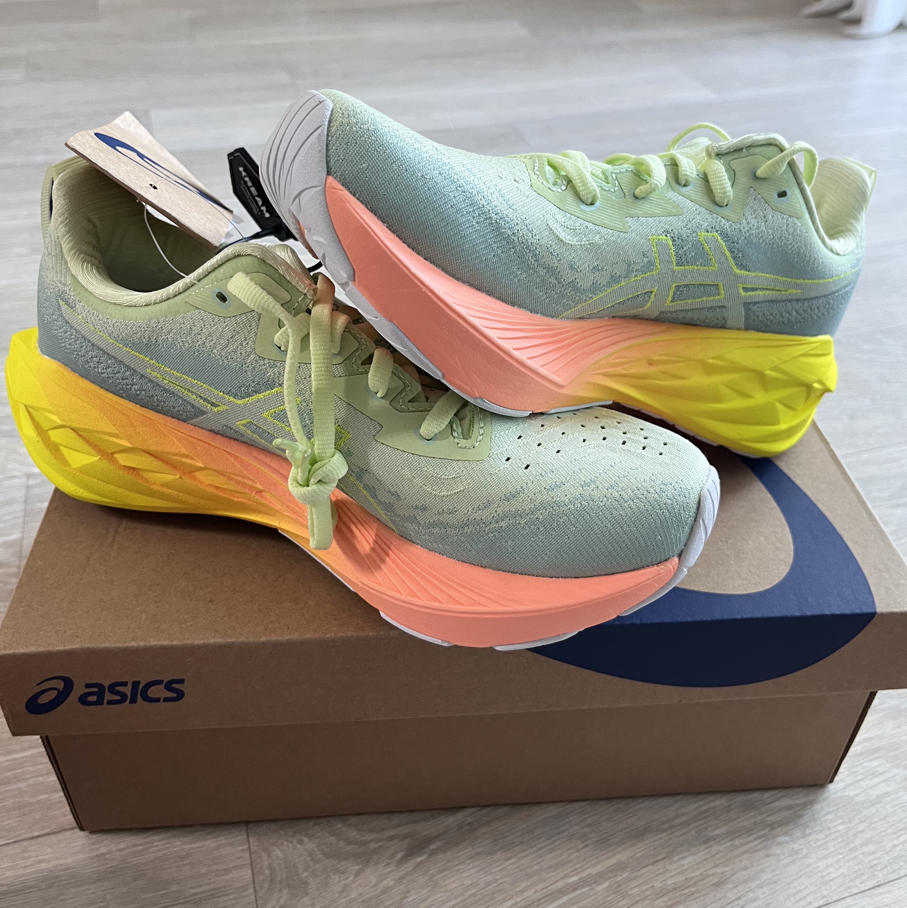(W) Asics Novablast 4 Cool Matcha Safety Yellow 착용 스타일