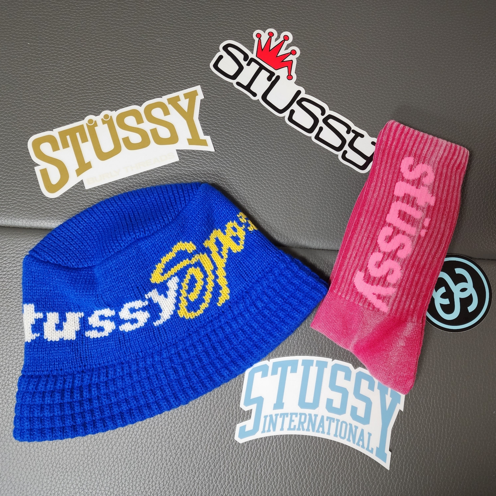 Stussy Sport Knit Bucket Hat Blue, Supreme Polartec Shearling Reversible Pullover Red - 23FW 착용 스타일 - 1