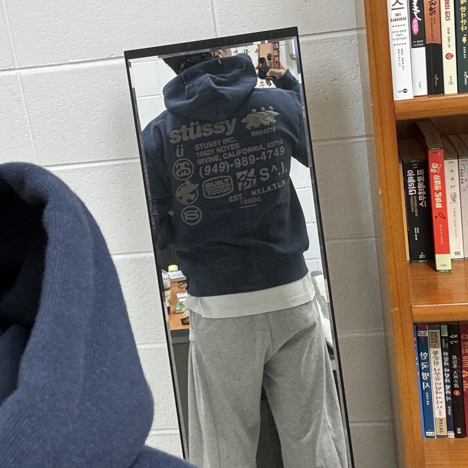 Stussy DNA Zip Hoodie Navy 착용 스타일 - 2