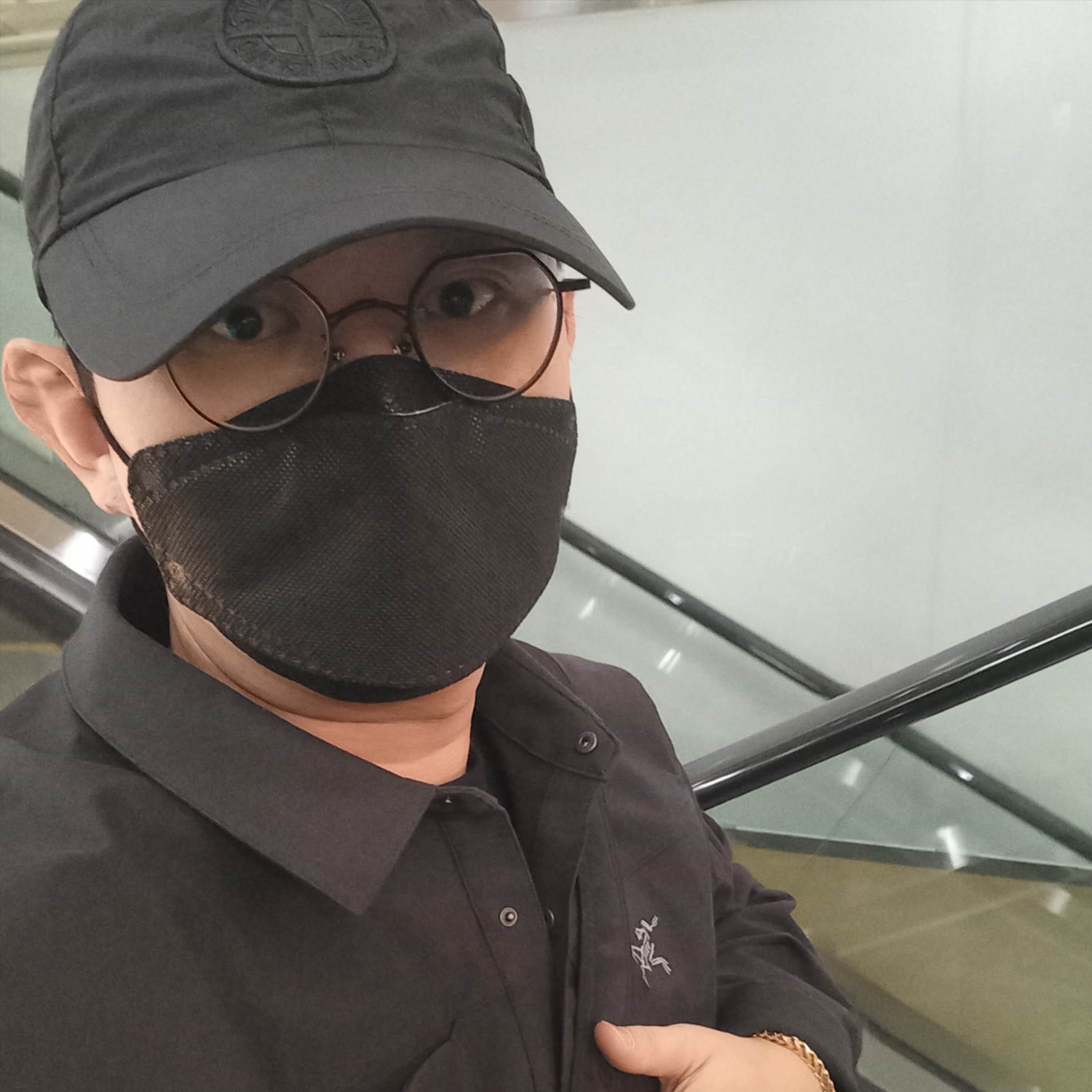 Arc'teryx Cronin Cotton Overshirt Black 착용 스타일 - 3