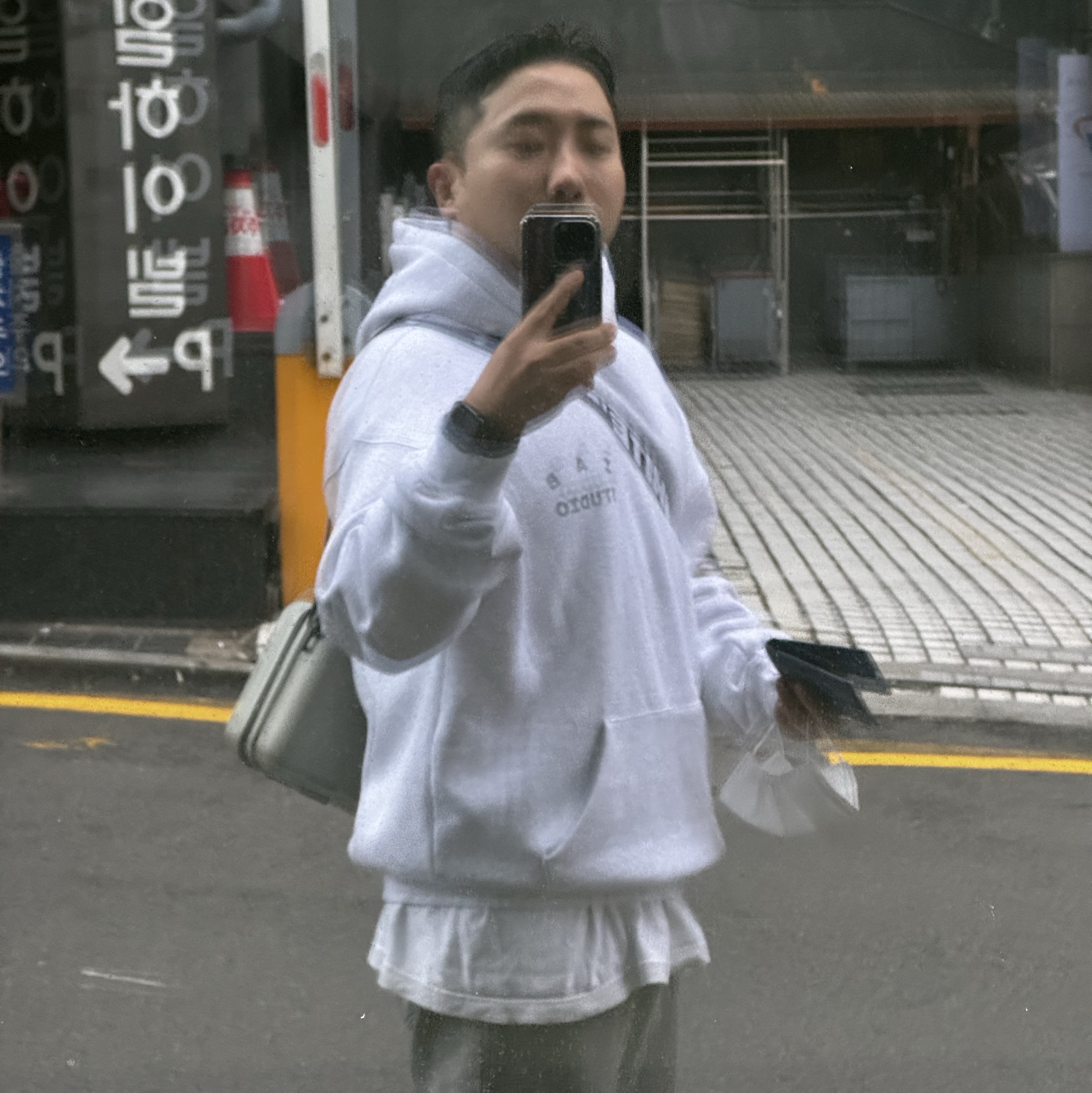IAB Studio Hoodie Light Gray, Off-White x Amore Pacific Protection Box (Without Cosmetics) 착용 스타일