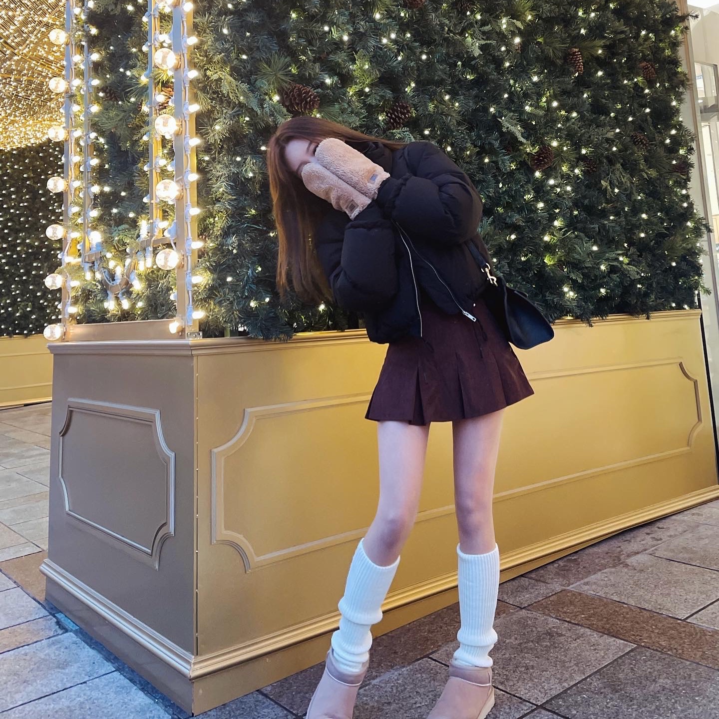 (W) UGG Classic Ultra Mini Boots Chestnut 착용 스타일 - 1
