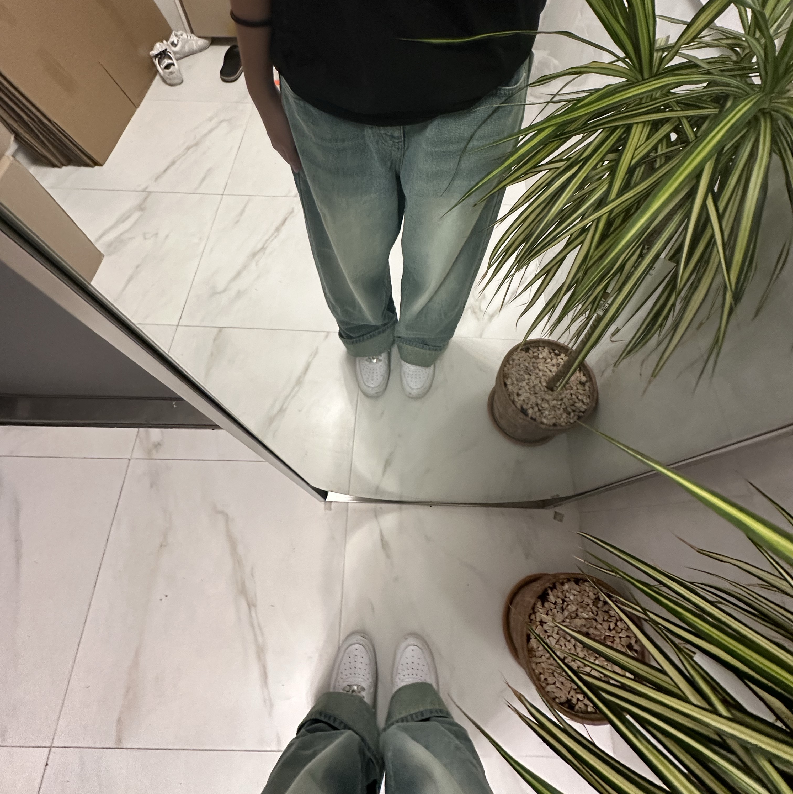 Suade Color Washed Denim Blue 착용 스타일
