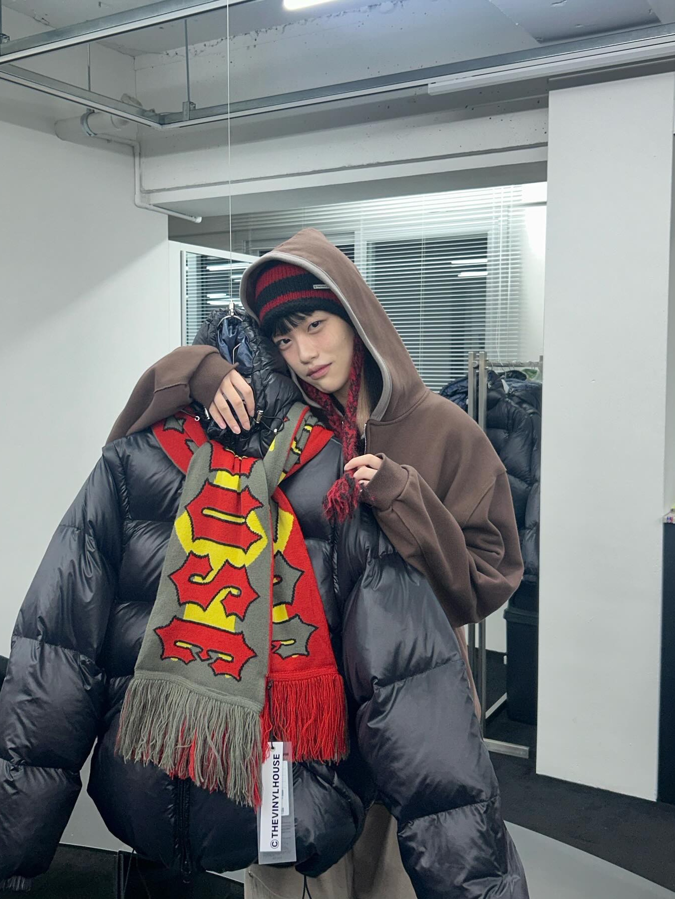 Thevinylhouse Hooded Duck Down Jacket Black, Thevinylhouse Hooded Duck Down Jacket Charcoal 착용 스타일