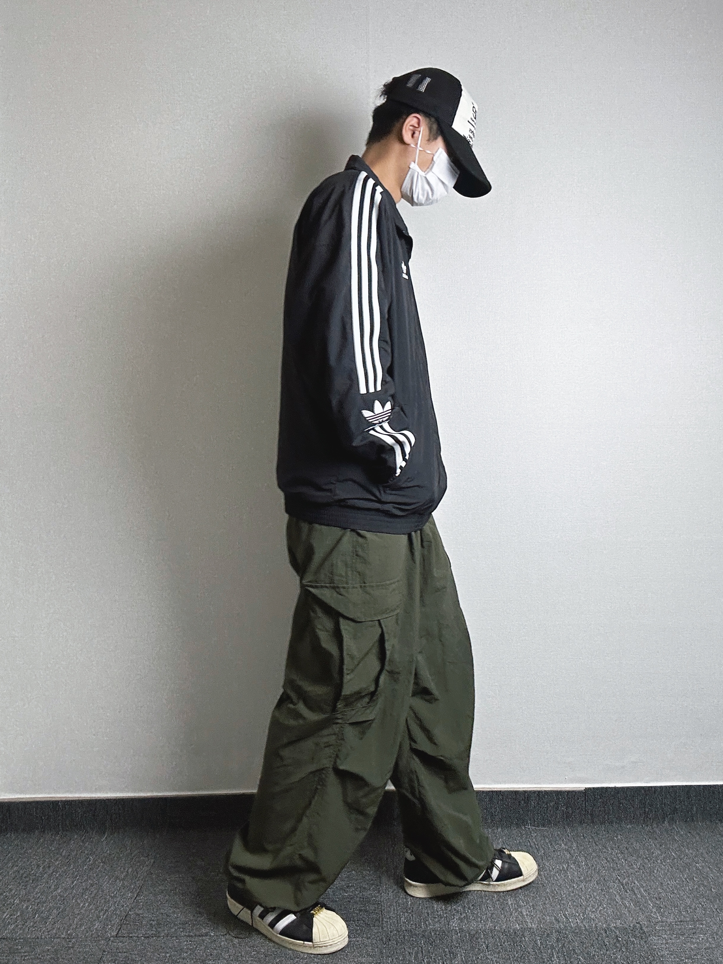 Adidas x BAPE Superstar 80s Core Black Off White 착용 스타일 - 3
