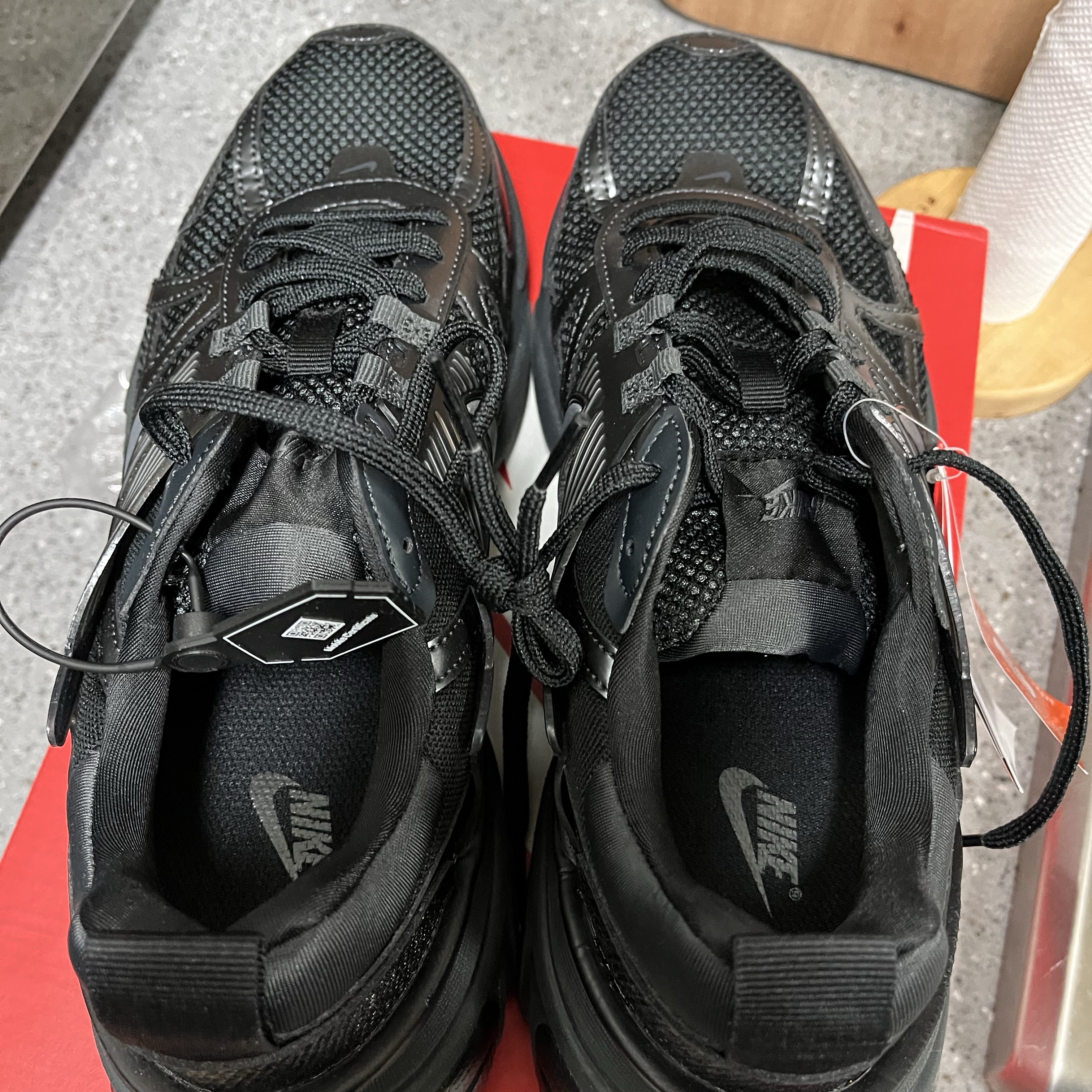 Nike V2K Run Black Anthracite 착용 스타일 - 2