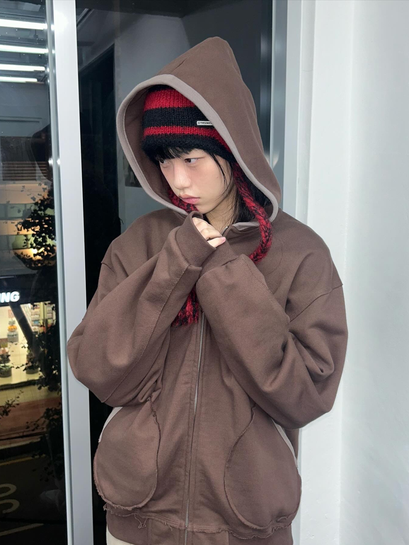 Thevinylhouse Ear Flap Stripe Beanie Red, Thevinylhouse Ear Flap Stripe Beanie Grey 착용 스타일