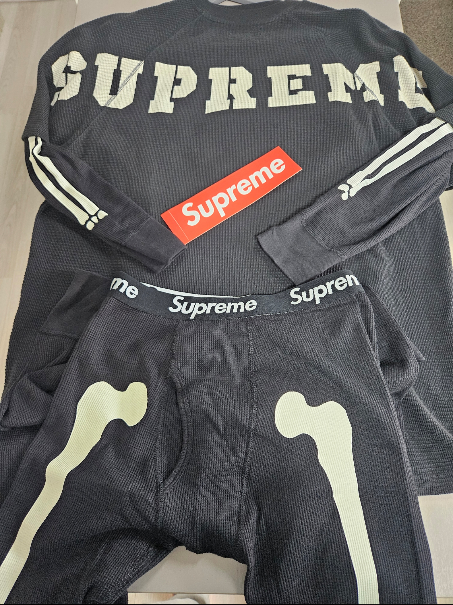 Supreme Stencil Thermal S/S Top Black - 24FW 착용 스타일 - 8