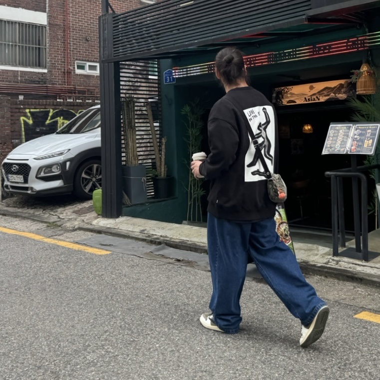 Stussy Canvas Side Pouch Veil Camo, Jordan 1 x Travis Scott Retro Low OG SP Reverse Olive 착용 스타일 - 2