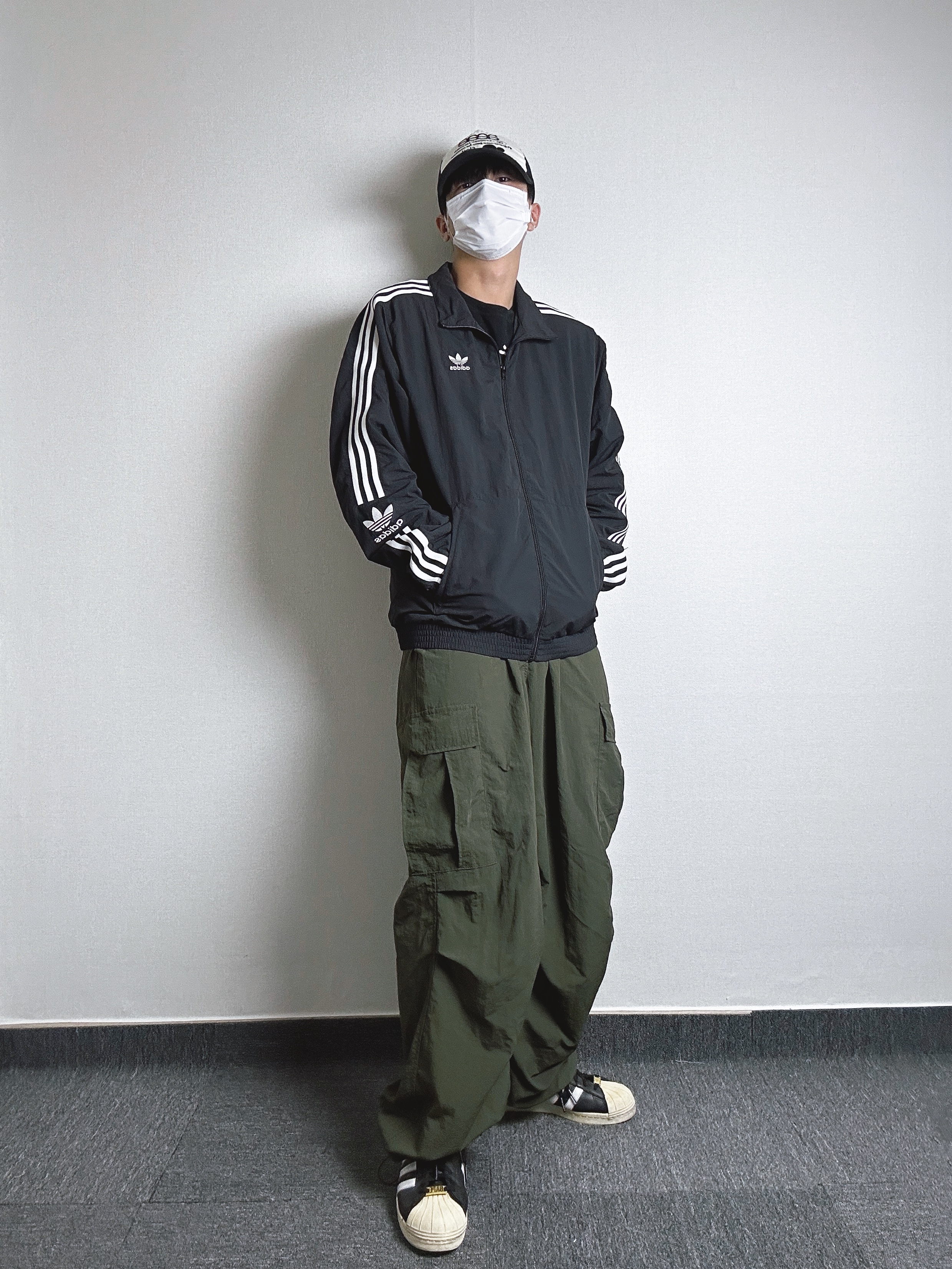 Adidas x BAPE Superstar 80s Core Black Off White 착용 스타일 - 2