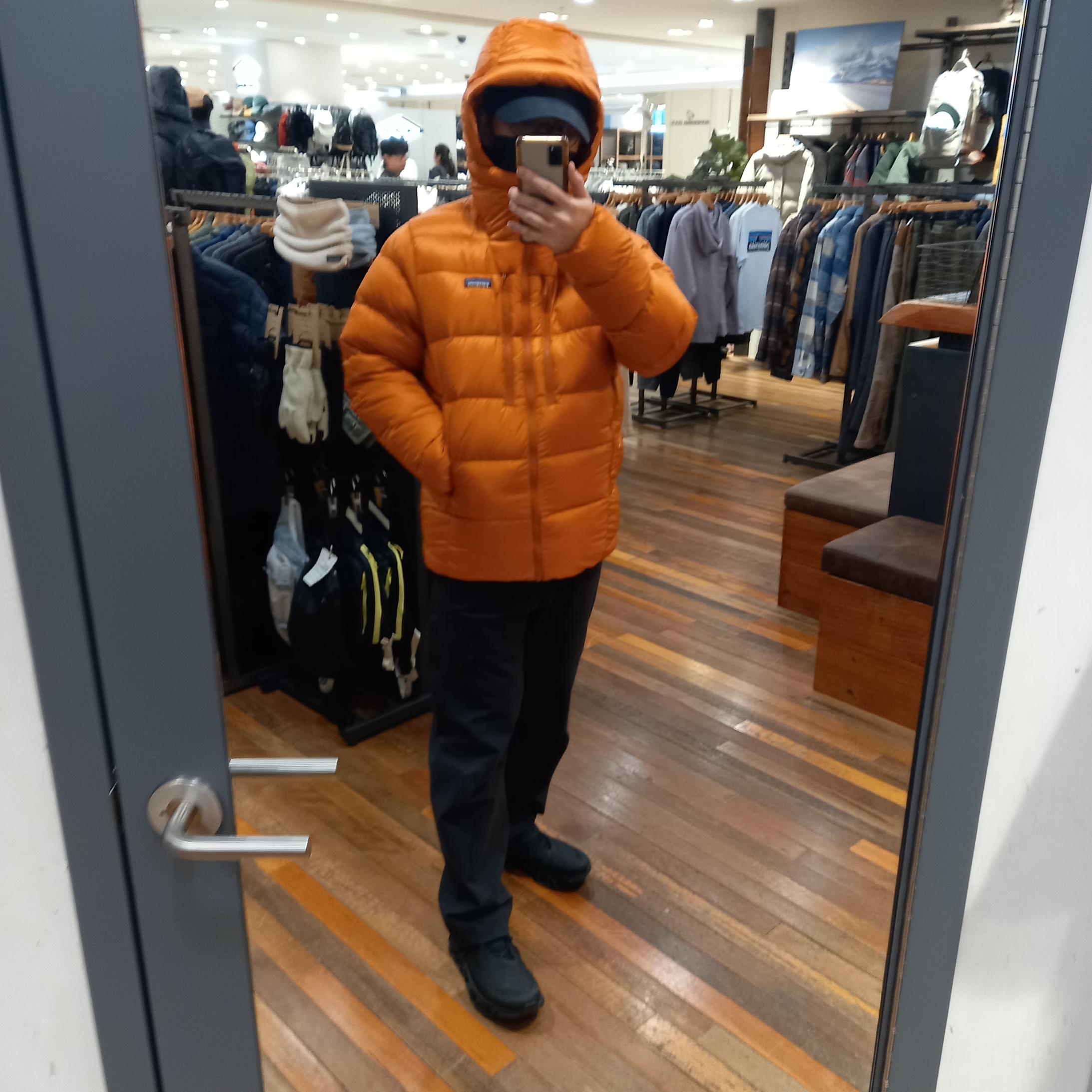 Patagonia Fitz Roy Down Hoody Black, Arc'teryx Cronin Cotton Pants Black 착용 스타일 - 7