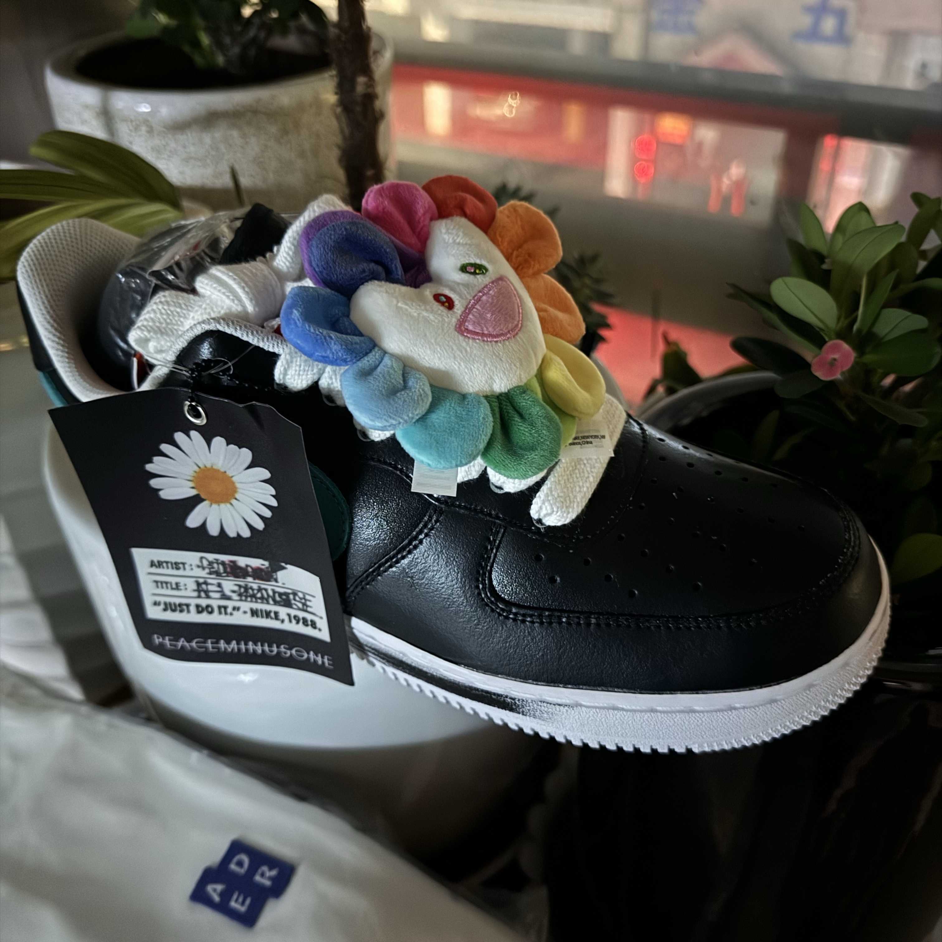 Nike x Peaceminusone Air Force 1 Low Para-Noise 3.0 Black and Multicolor, NewJeans x Murakami Plush Keyring Flower 착용 스타일