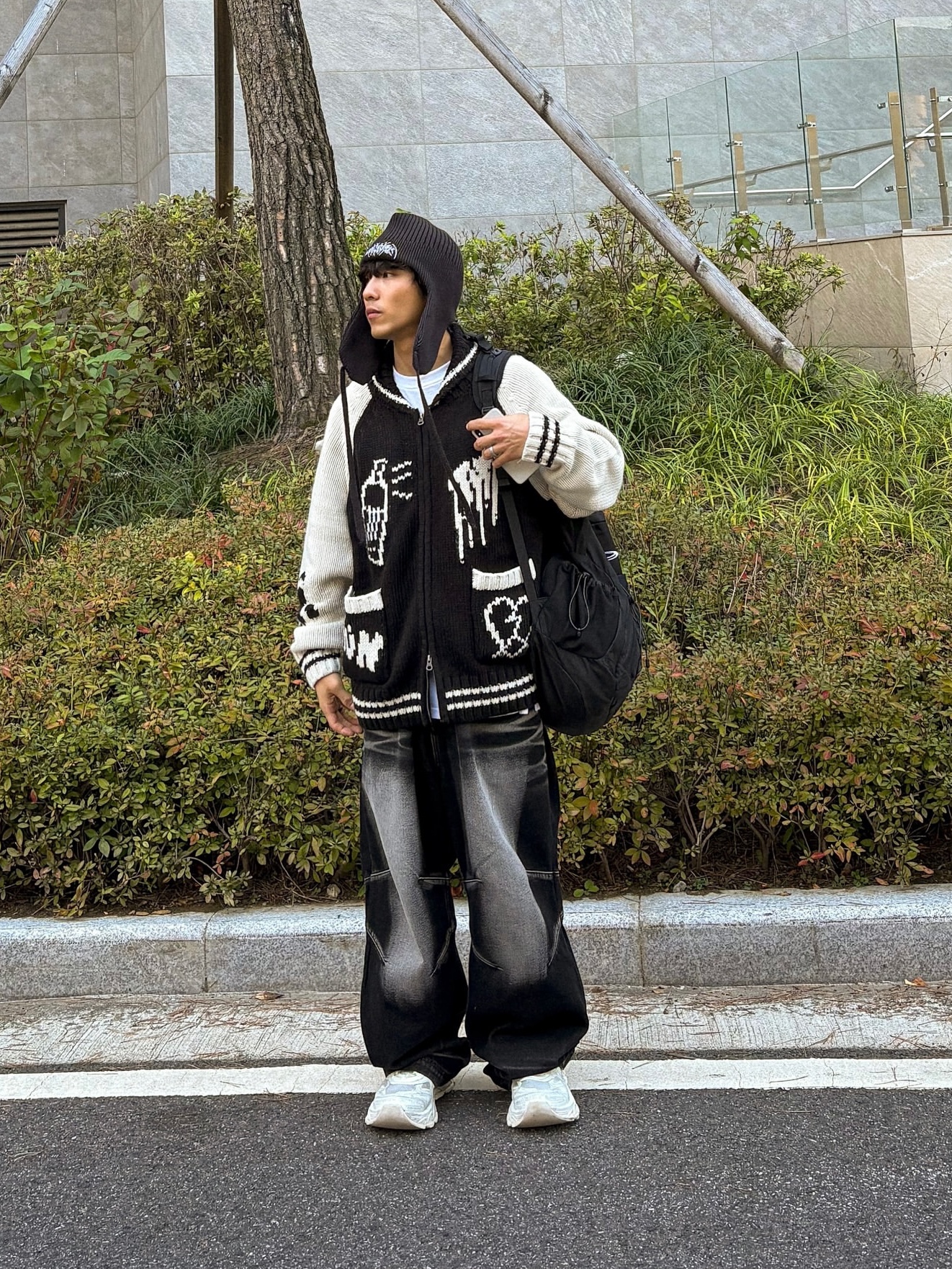 BLR Embossed Wave Washing Wide Denim Pants Black, BLR Embossed Wave Washing Wide Denim Pants Blue 착용 스타일