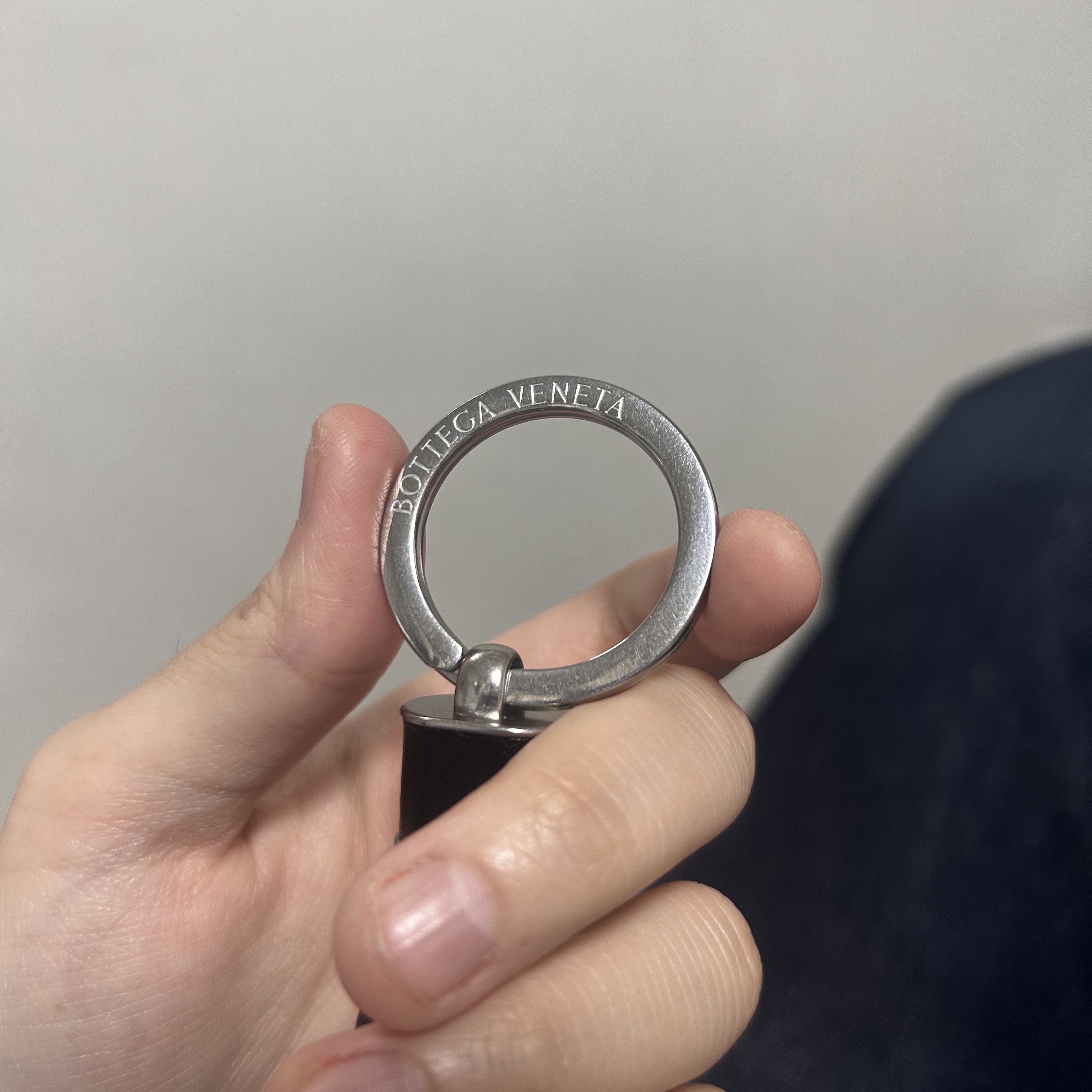 Bottega Veneta Intreccio Keyring Black 착용 스타일 - 3