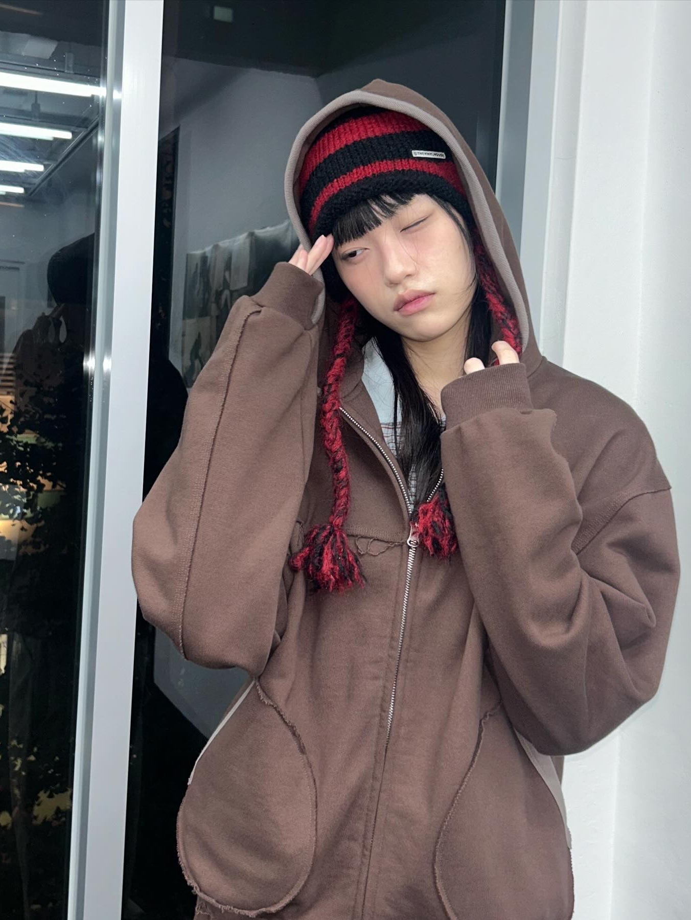 Thevinylhouse Ear Flap Stripe Beanie Red, Thevinylhouse Ear Flap Stripe Beanie Green 착용 스타일