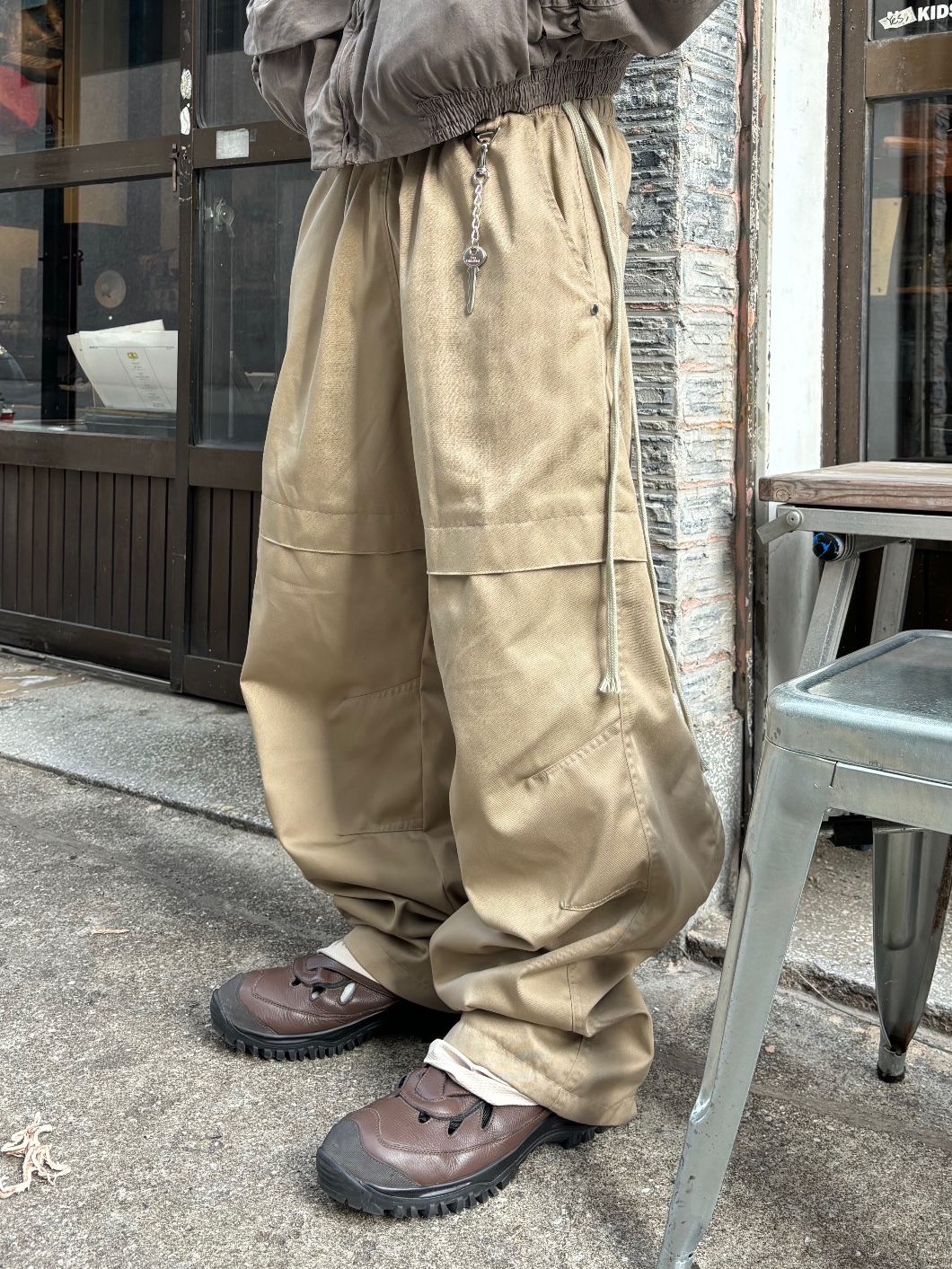 Wapworks Office Back Slit Pants Beige 착용 스타일 - 1
