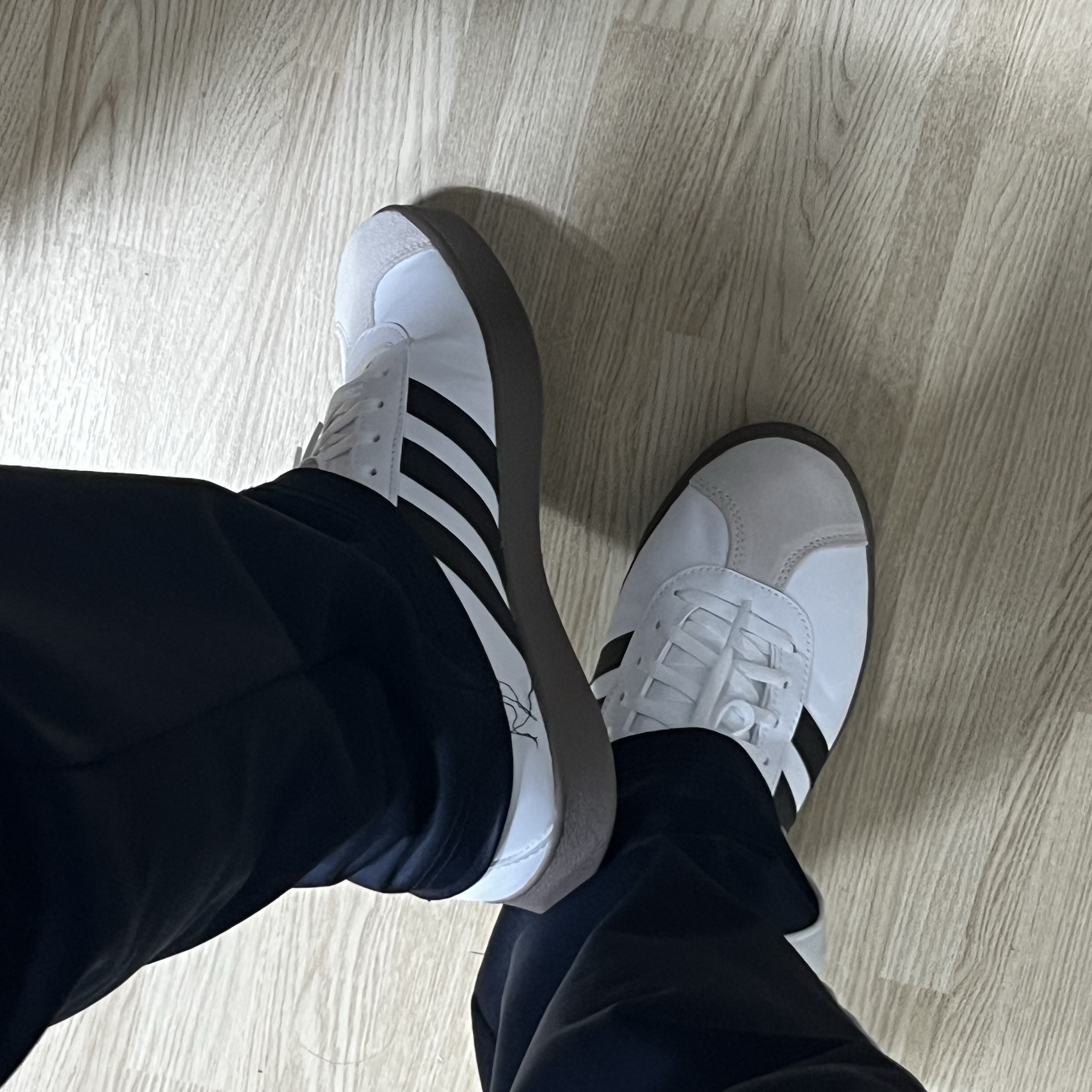 Adidas VL Court Base Cloud White Core Black 착용 스타일
