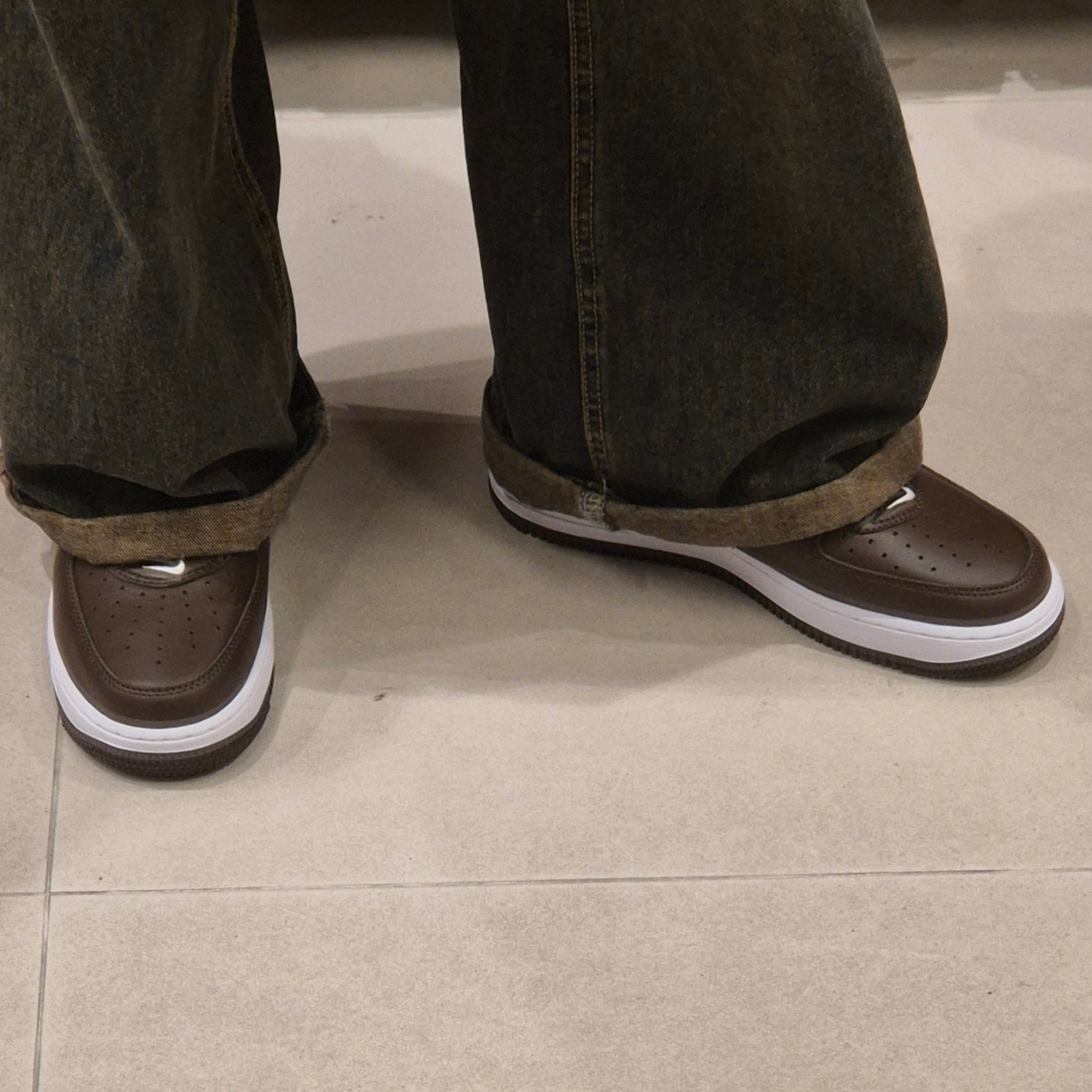 Nike Air Force 1 Low Retro Chocolate 착용 스타일 - 2