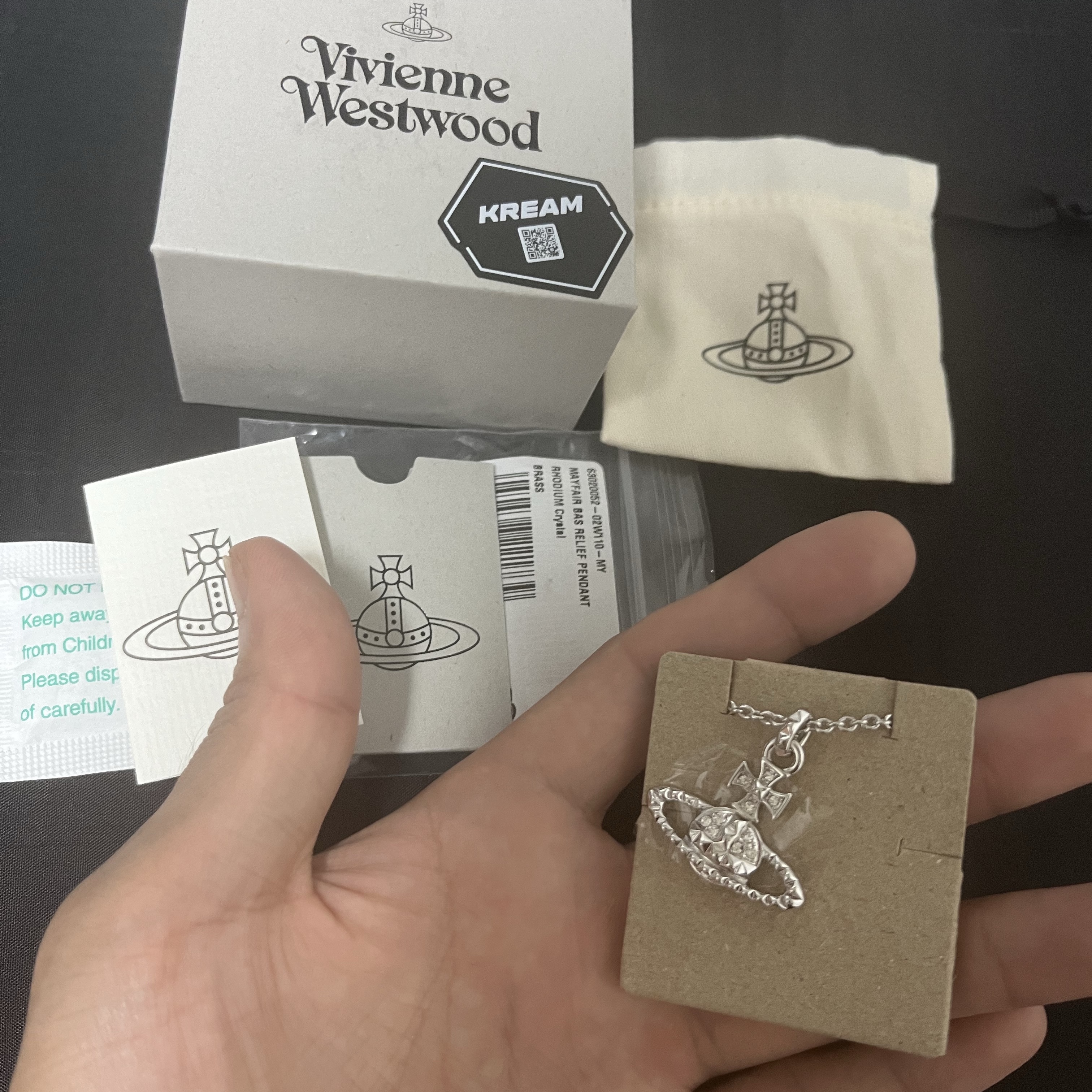 Vivienne Westwood Mayfair Bas Relief Pendant Silver 착용 스타일 - 1