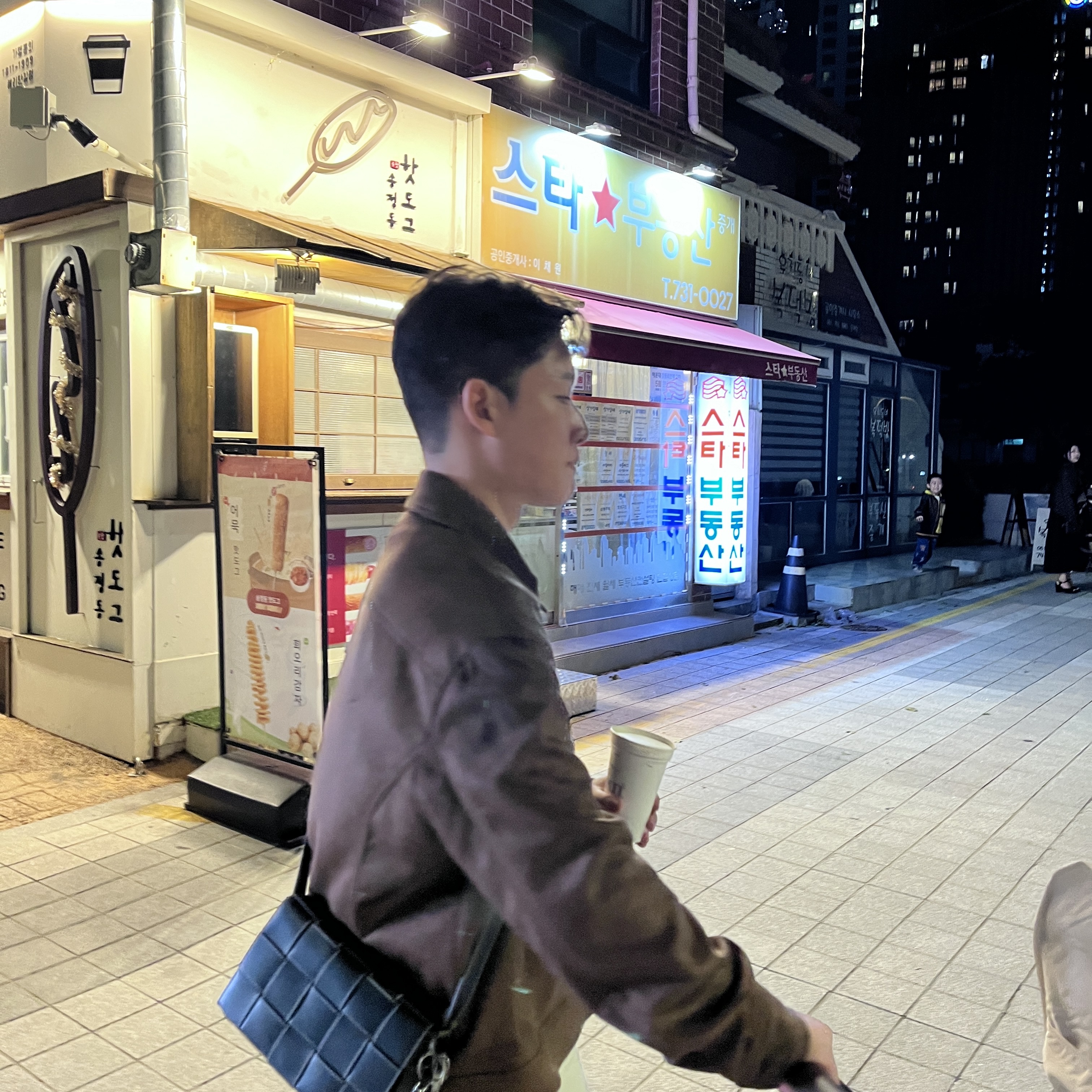 Bottega Veneta Cassette Crossbody Bag Deep Blue Natural 착용 스타일