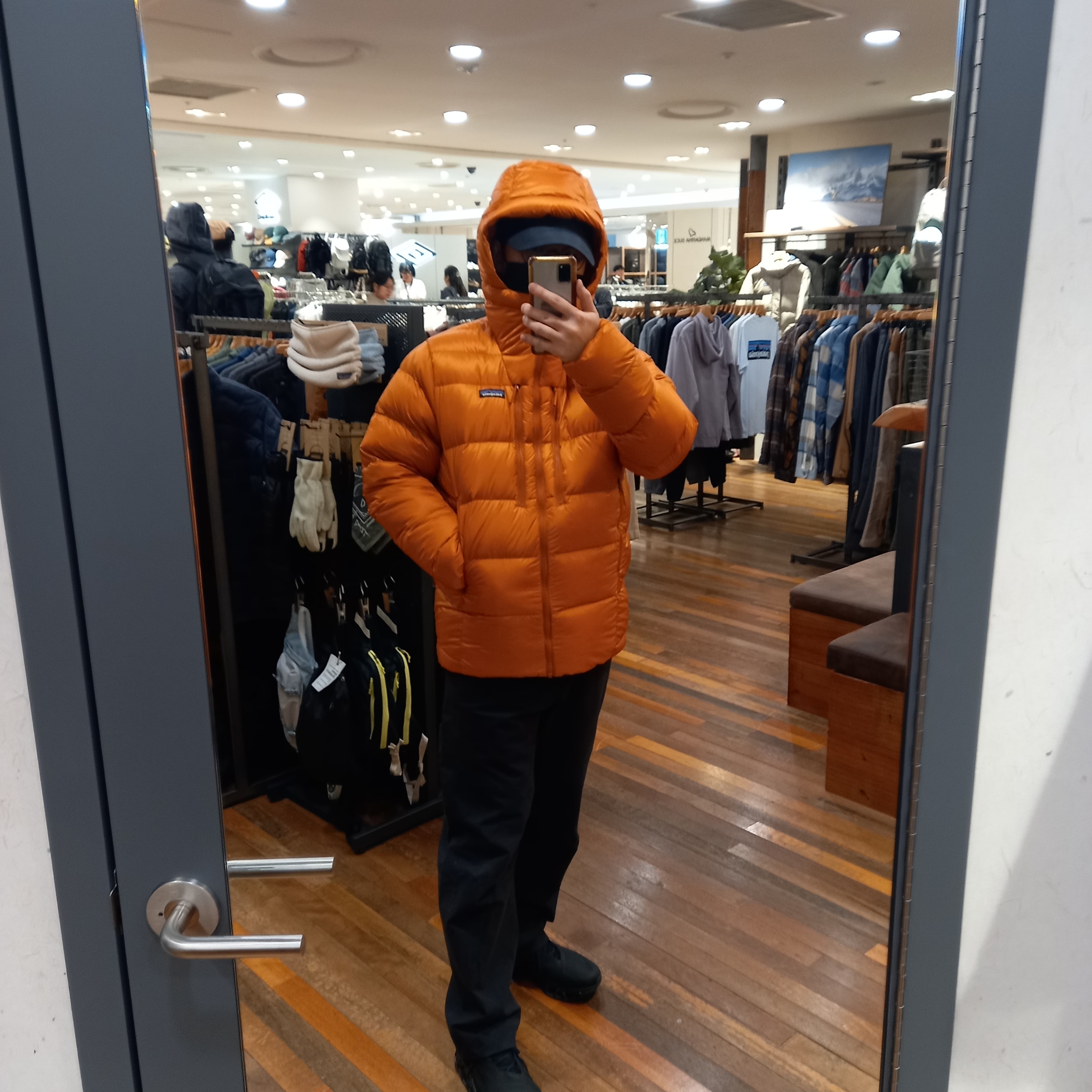 Patagonia Fitz Roy Down Hoody Black, Arc'teryx Cronin Cotton Pants Black 착용 스타일 - 6