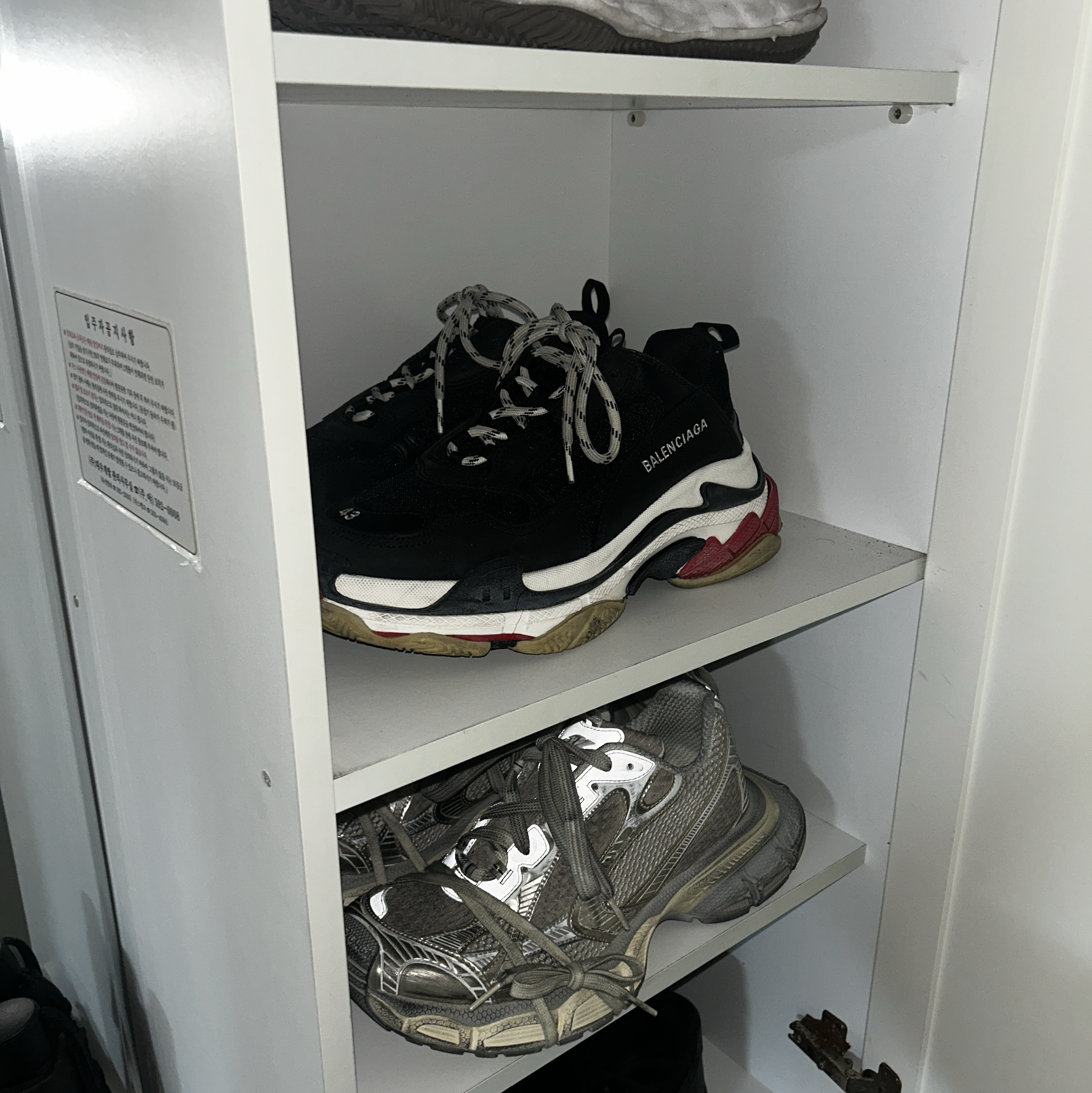 Maison Mihara Yasuhiro Blakey OG Sole Canvas Low-top Sneakers Black White, Balenciaga Triple S Sneakers Black 착용 스타일 - 1