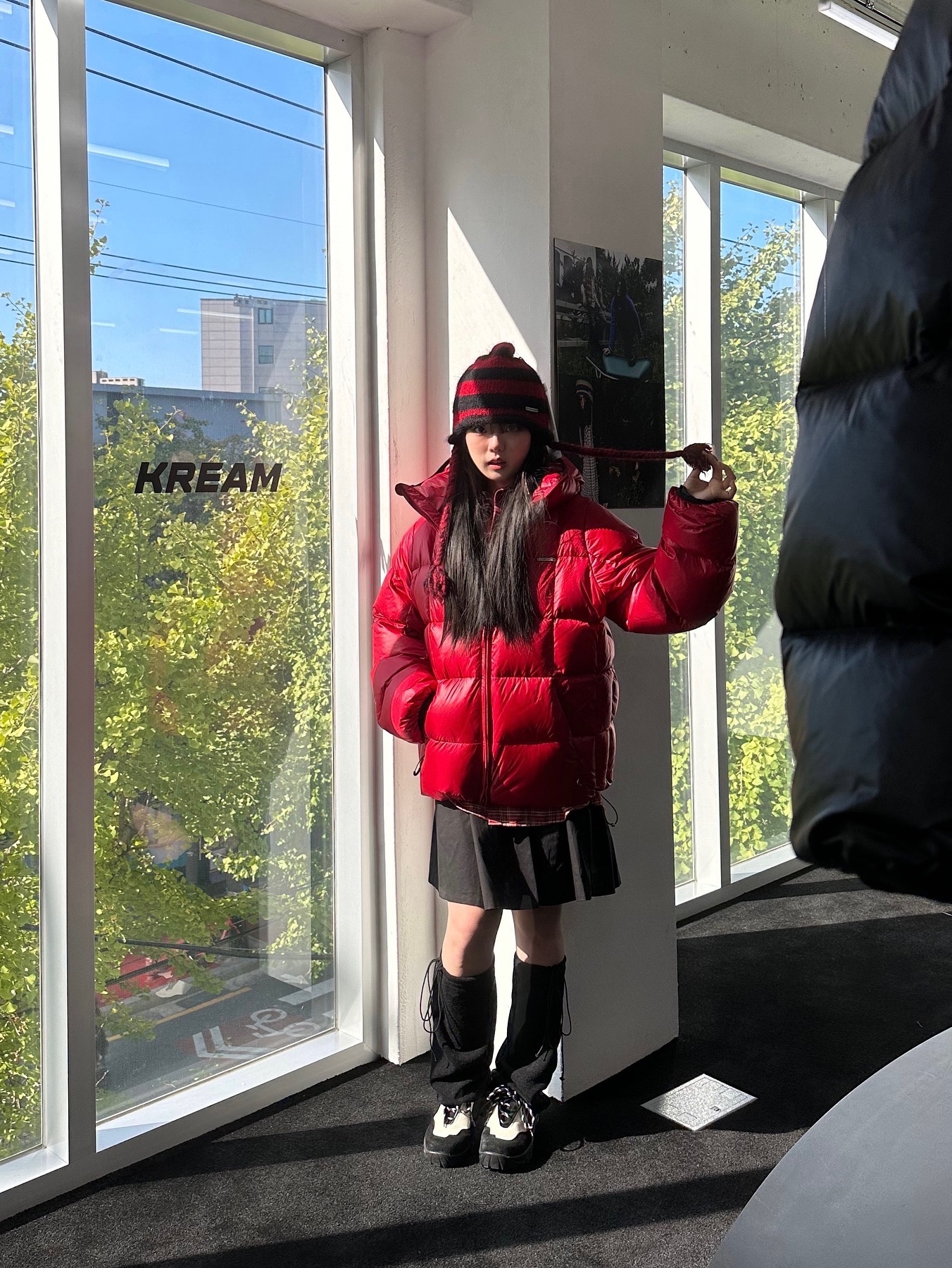 Thevinylhouse Ear Flap Stripe Beanie Red, Thevinylhouse Ear Flap Stripe Beanie Green 착용 스타일