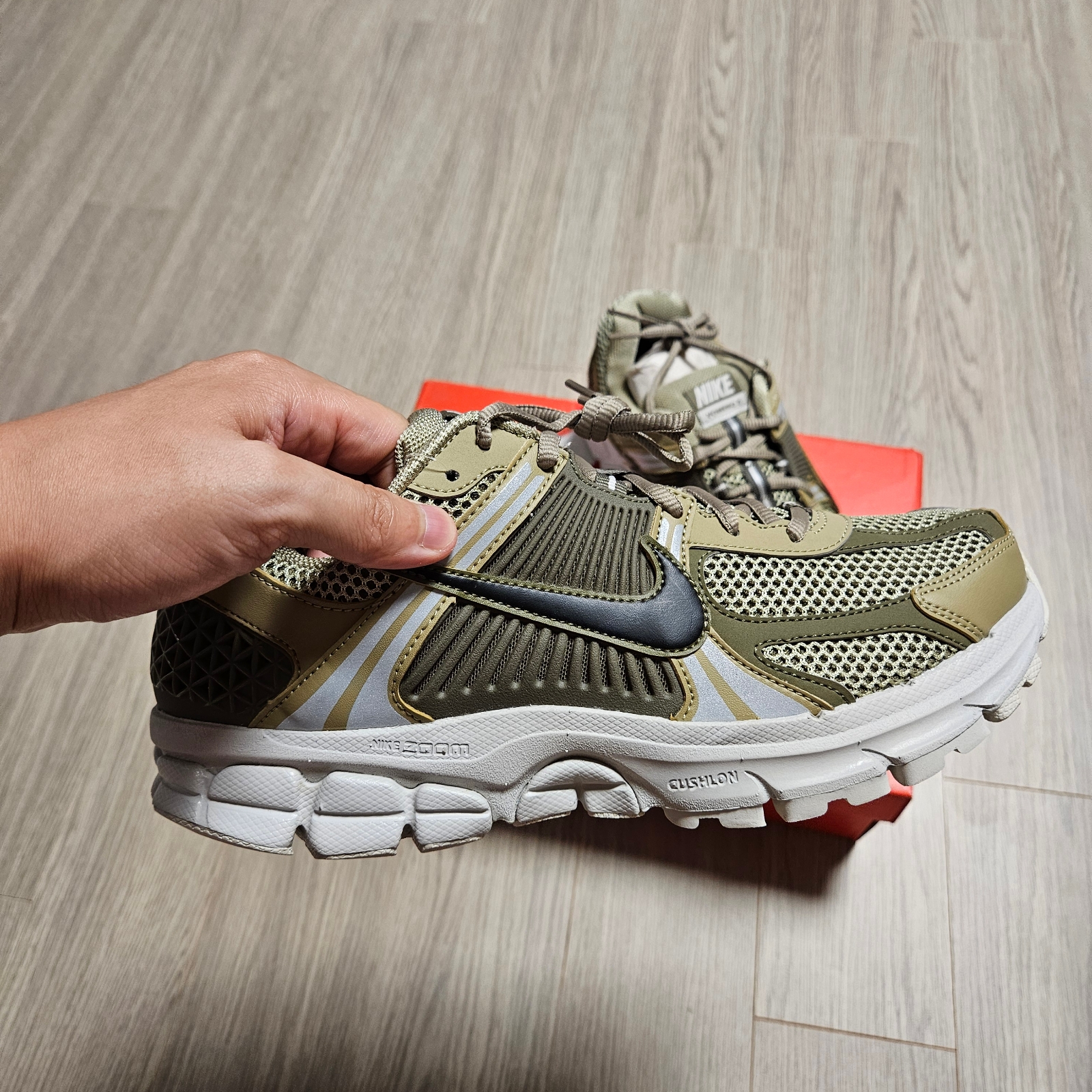 Nike Zoom Vomero 5 Neutral Olive Medium Olive 착용 스타일
