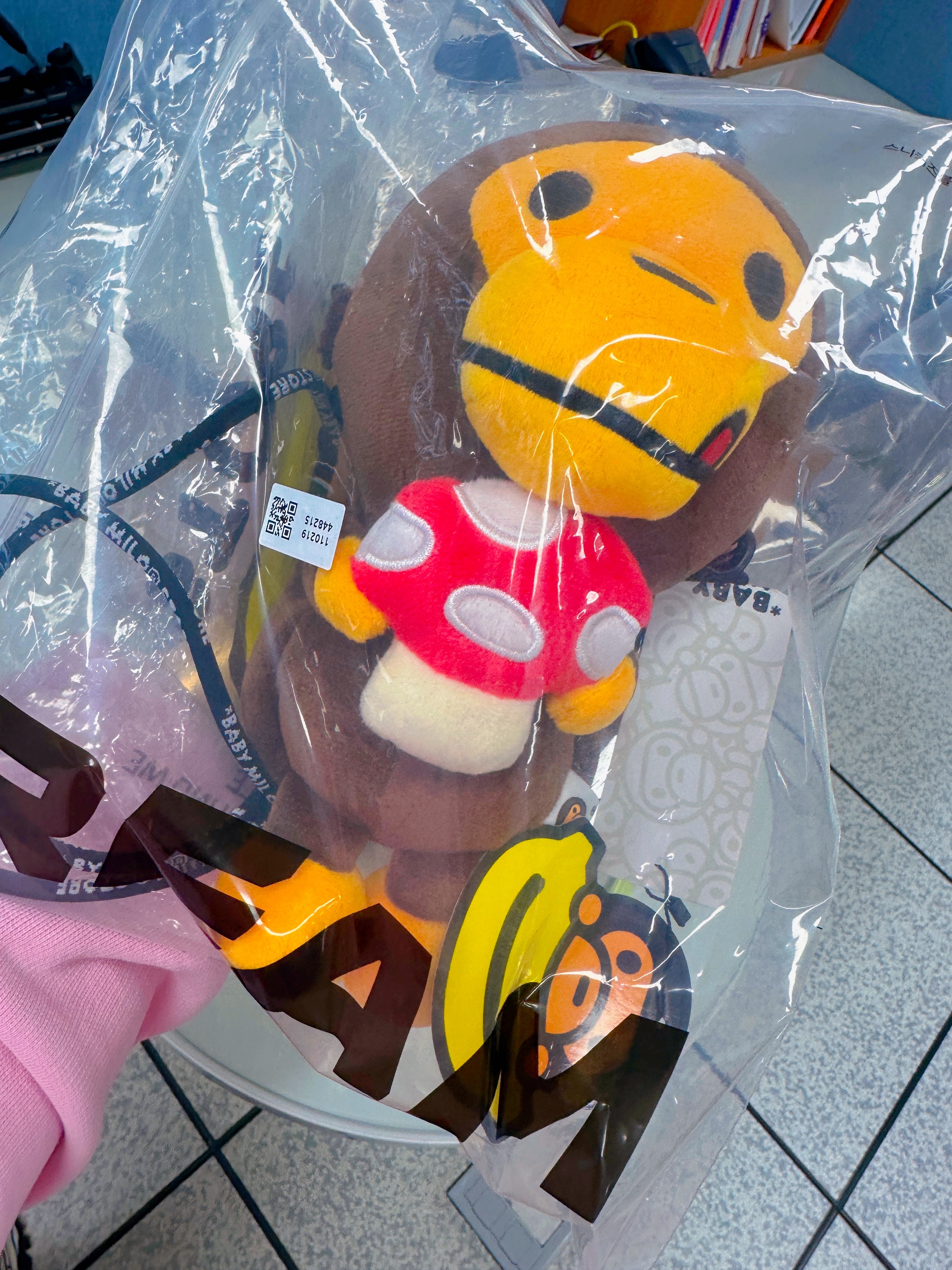 BAPE Baby Milo Plush Mobile Bag Brown 착용 스타일