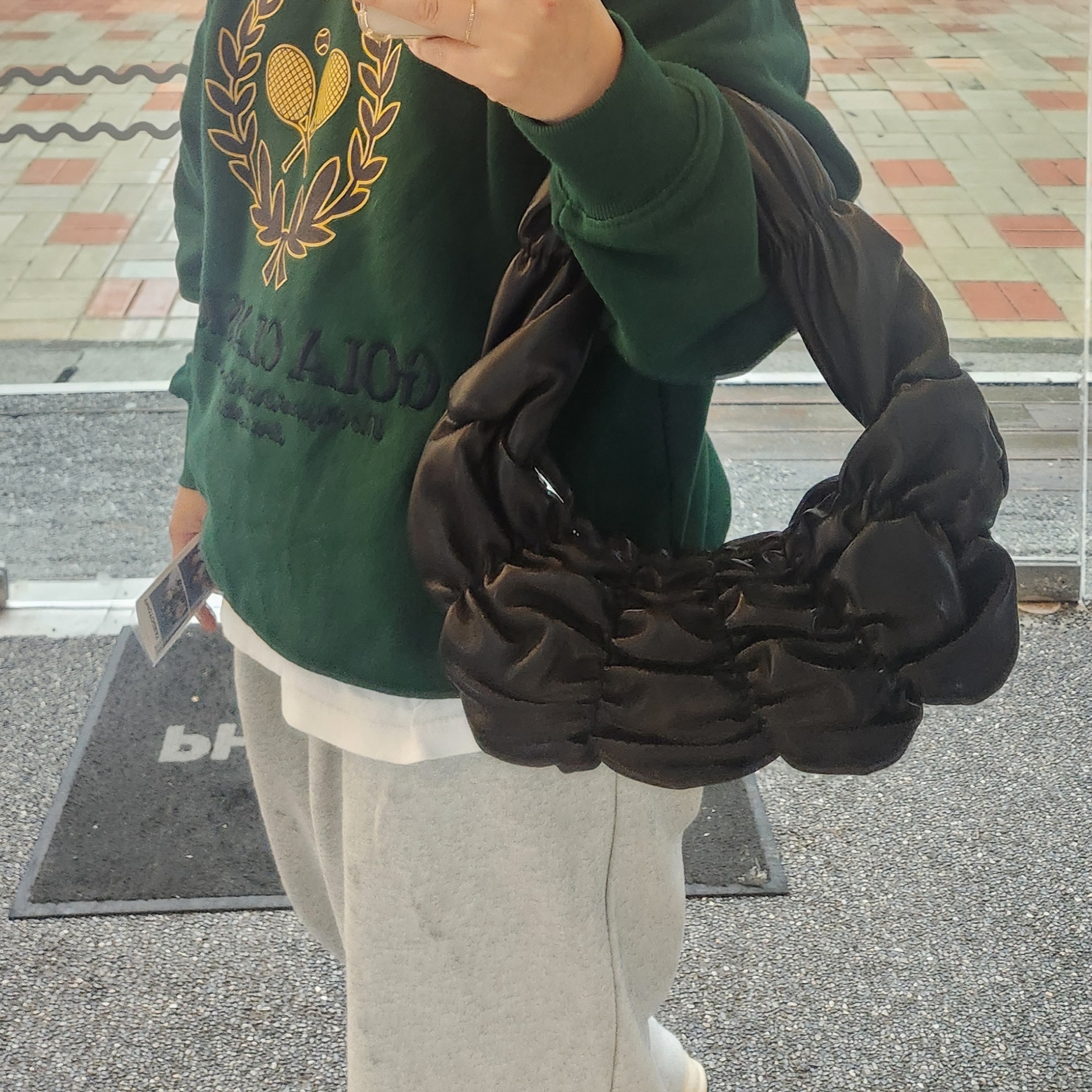COS Gathered Leather Shoulder Bag Black 착용 스타일