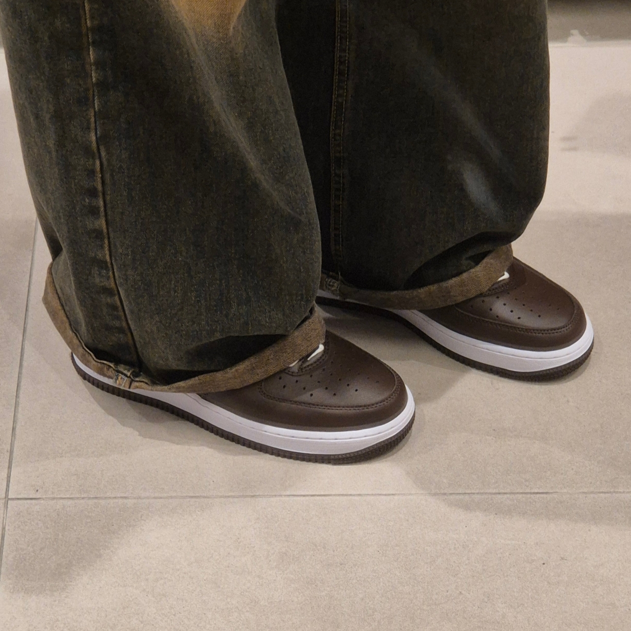 Nike Air Force 1 Low Retro Chocolate 착용 스타일 - 1