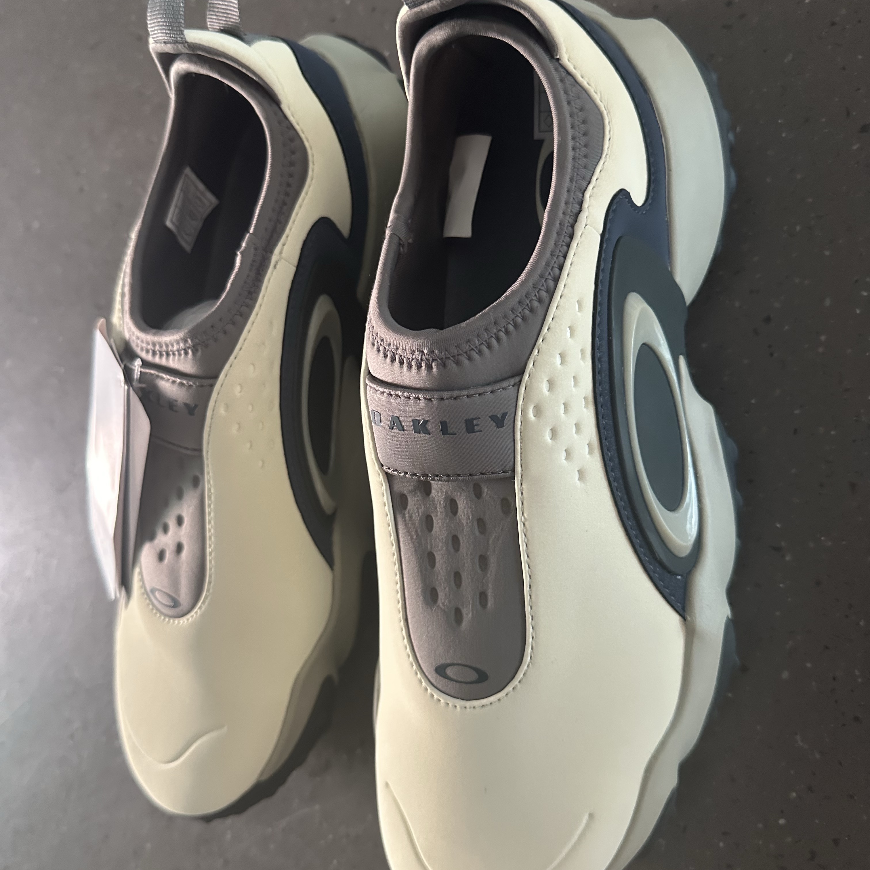 Oakley Edge Icon Cream Navy 착용 스타일