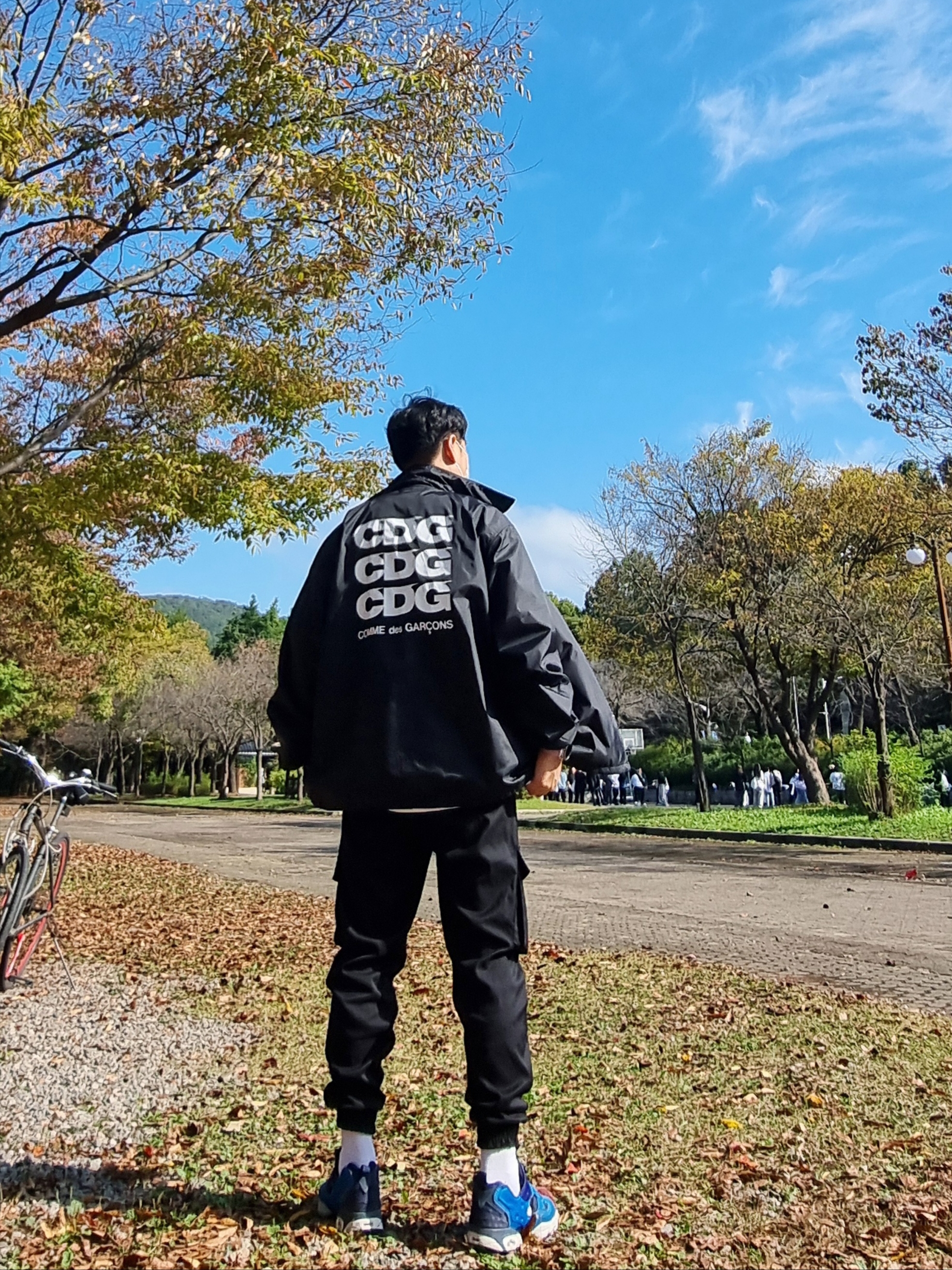 CDG Logo Coach Jacket Black, Carhartt Loose Fit Heavyweight Regular Long Sleeve Pocket T-Shirt White 착용 스타일 - 1