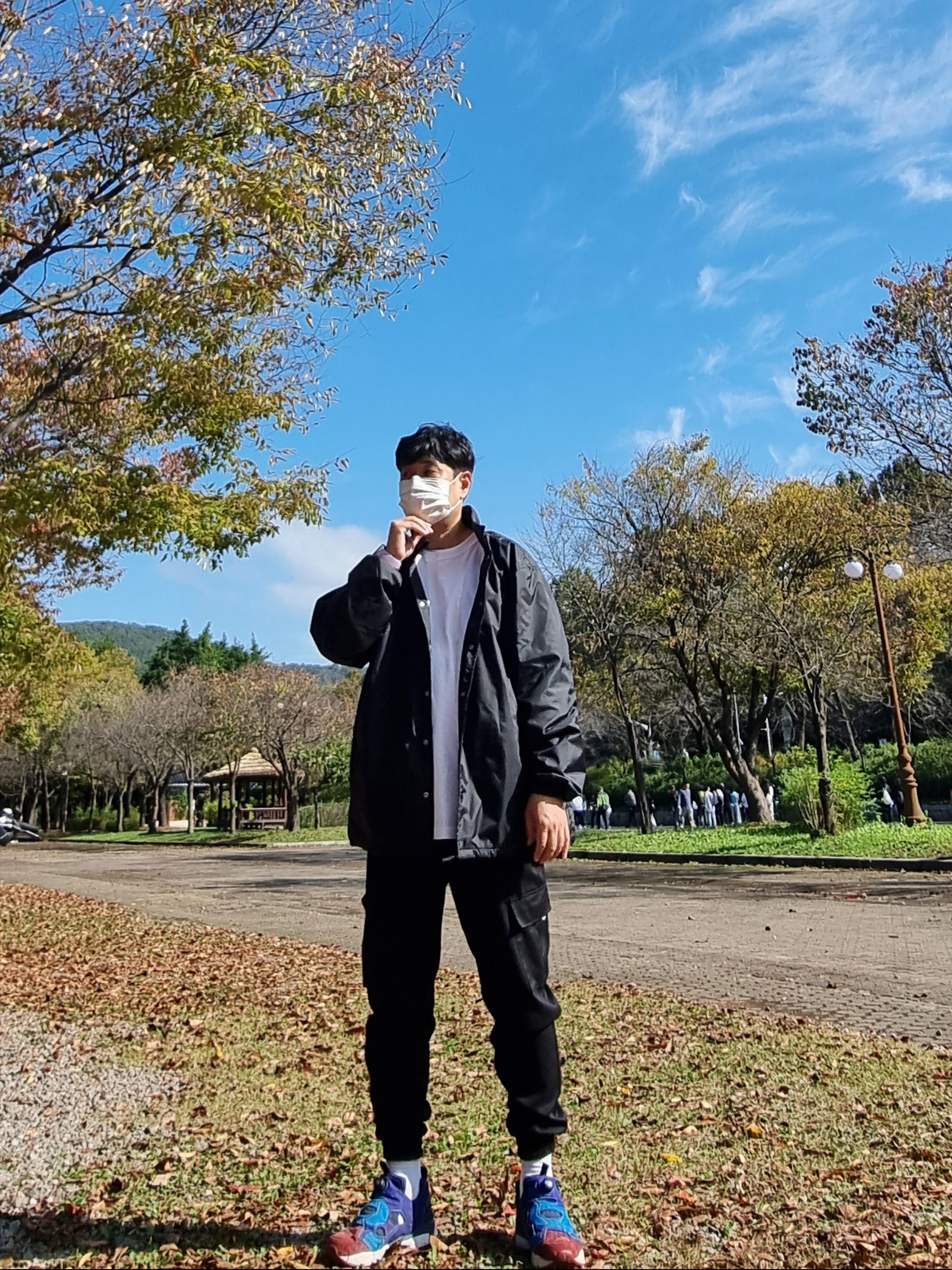 CDG Logo Coach Jacket Black, Carhartt Loose Fit Heavyweight Regular Long Sleeve Pocket T-Shirt White 착용 스타일 - 4