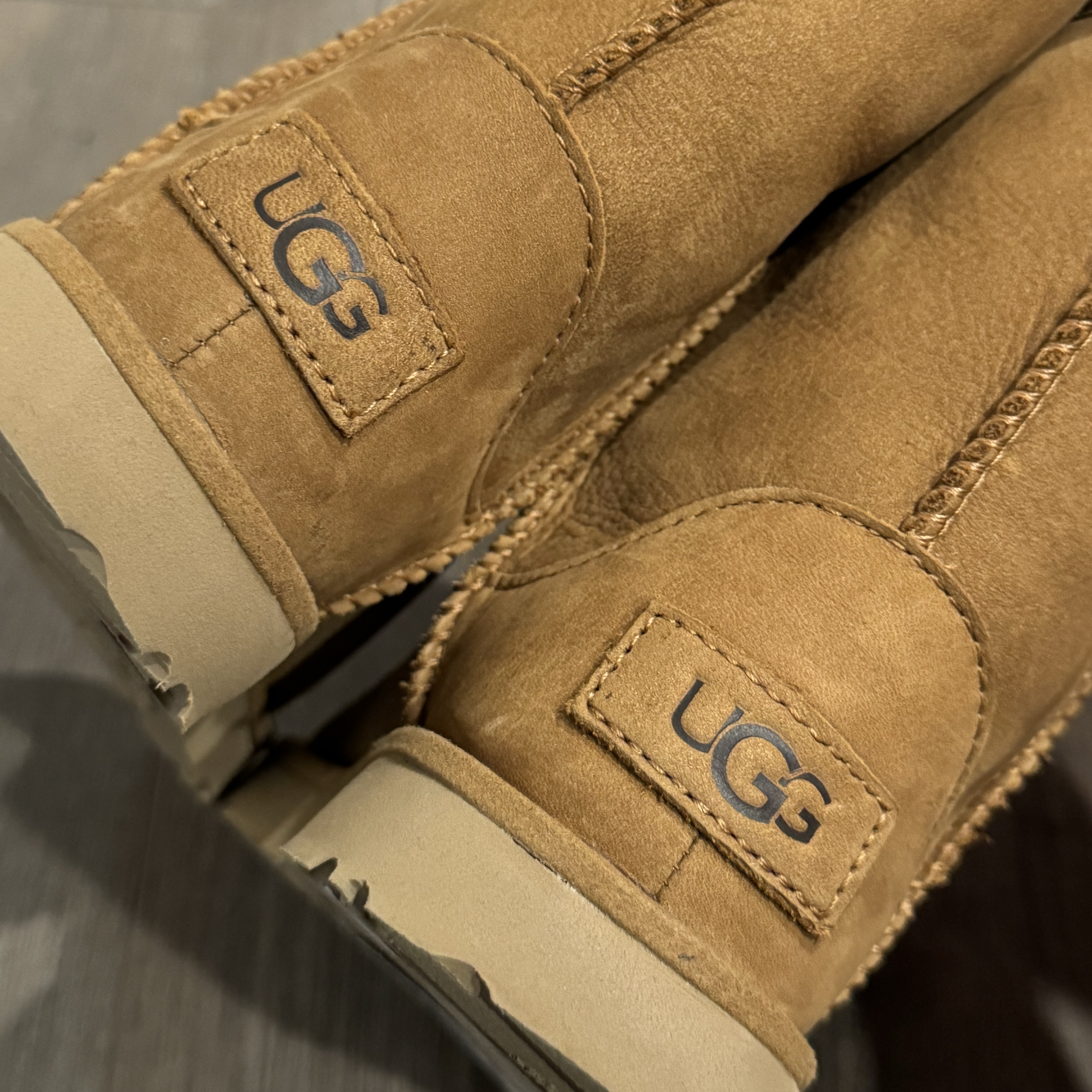 (Kids) UGG Classic II Weather Short Boots Chestnut 착용 스타일 - 2