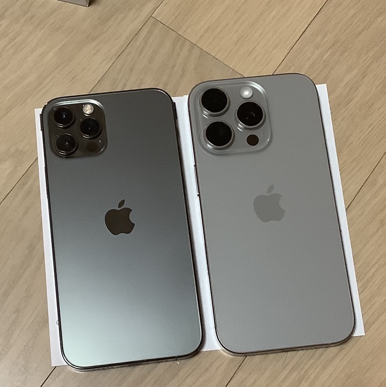 Apple iPhone 16 Pro 256GB Natural Titanium (Korean Ver.) 착용 스타일 - 2