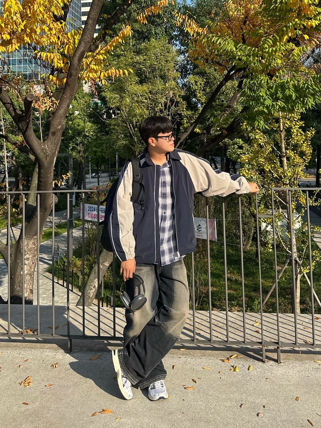 BLR Dusk Parachute Wide Denim Pants Blue 착용 스타일