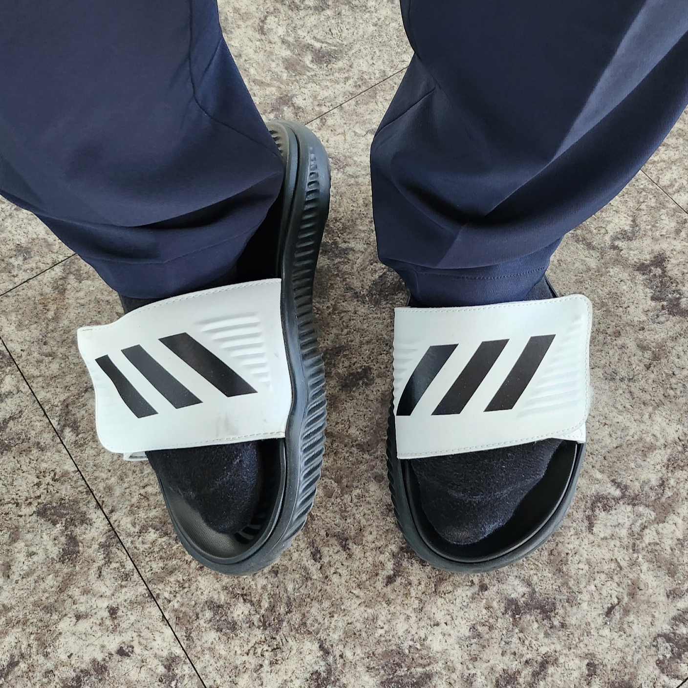 Adidas Alphabounce Slide White Core Black 착용 스타일
