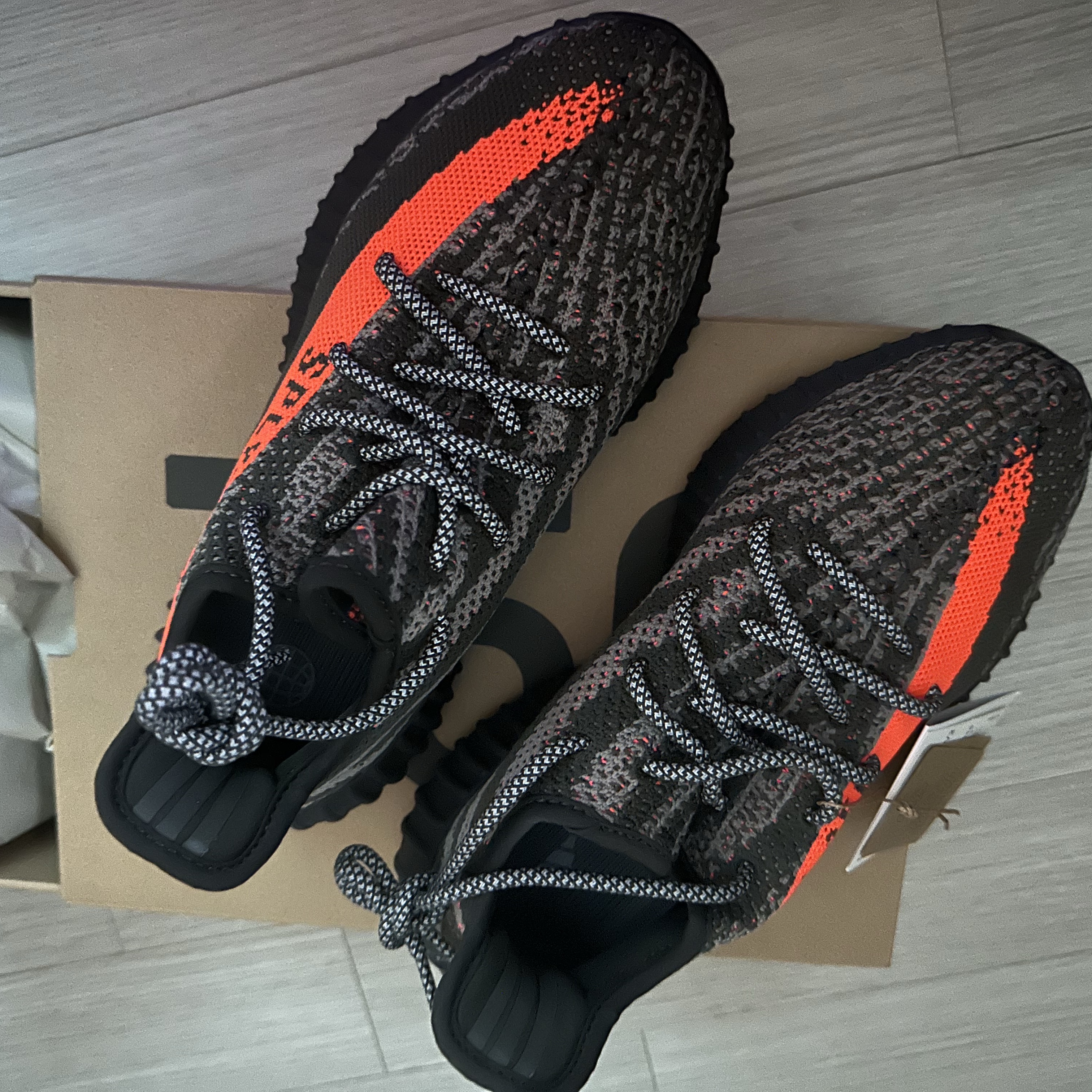 Adidas Yeezy Boost 350 V2 Carbon Beluga 착용 스타일