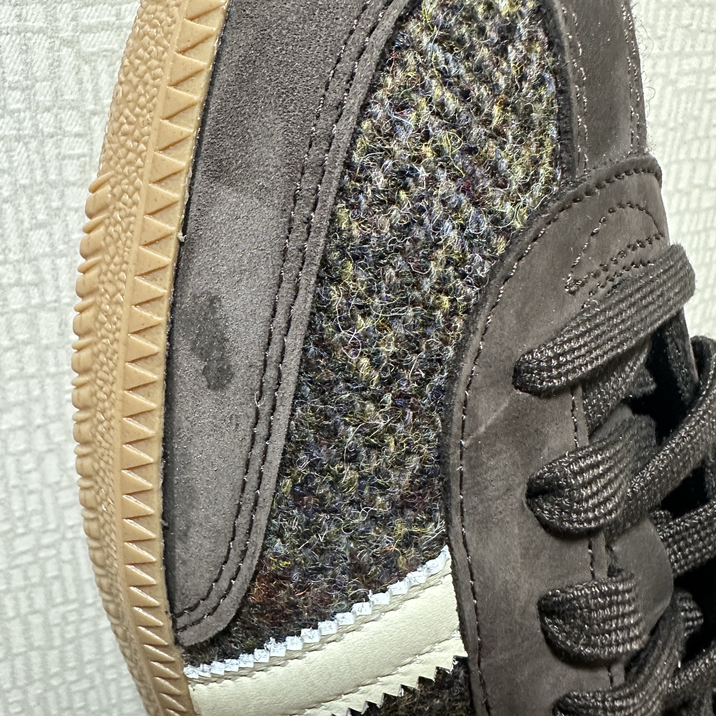 Adidas Samba OG Dark Brown Cream White 착용 스타일 - 1