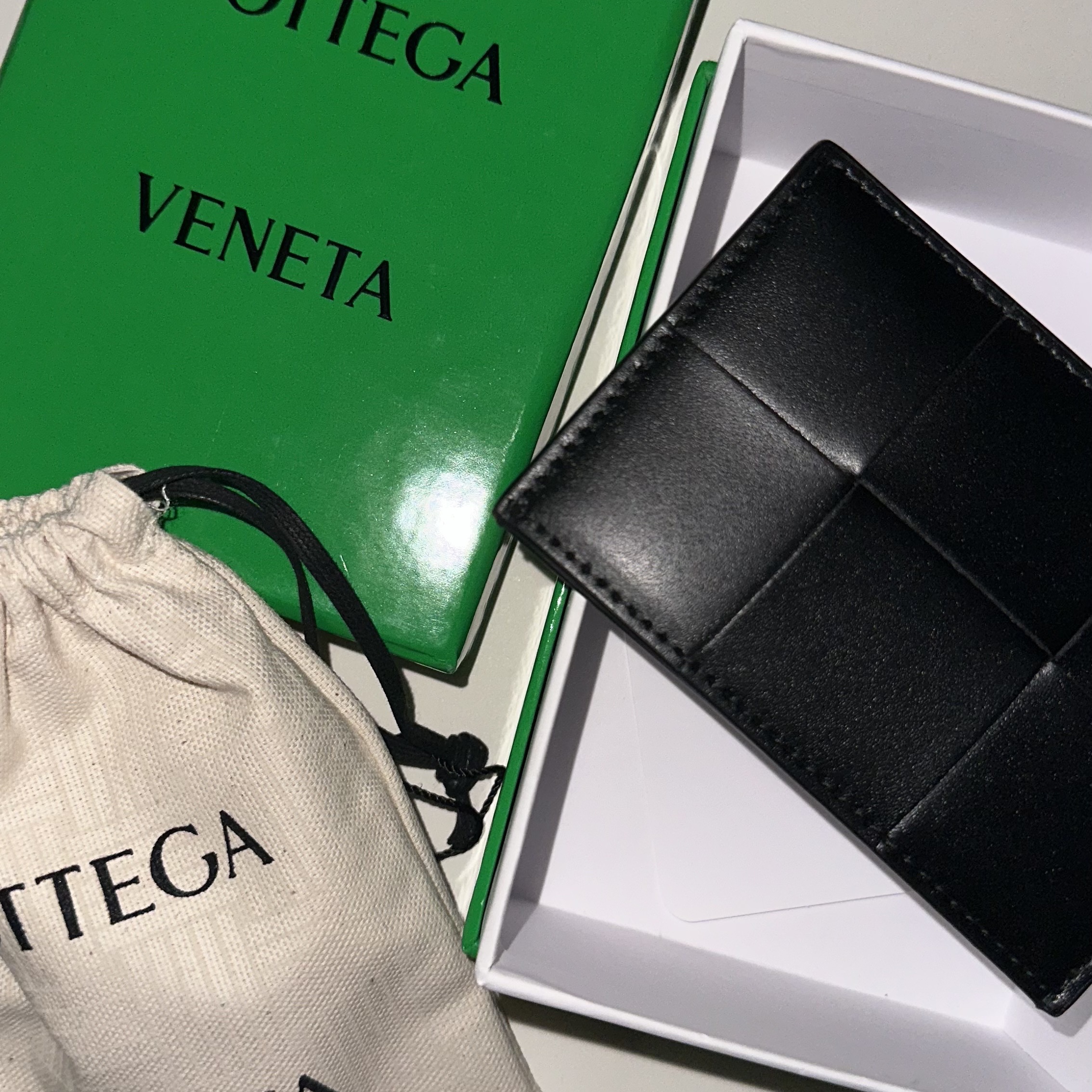 Bottega Veneta Credit Card Case Calfskin Black 착용 스타일