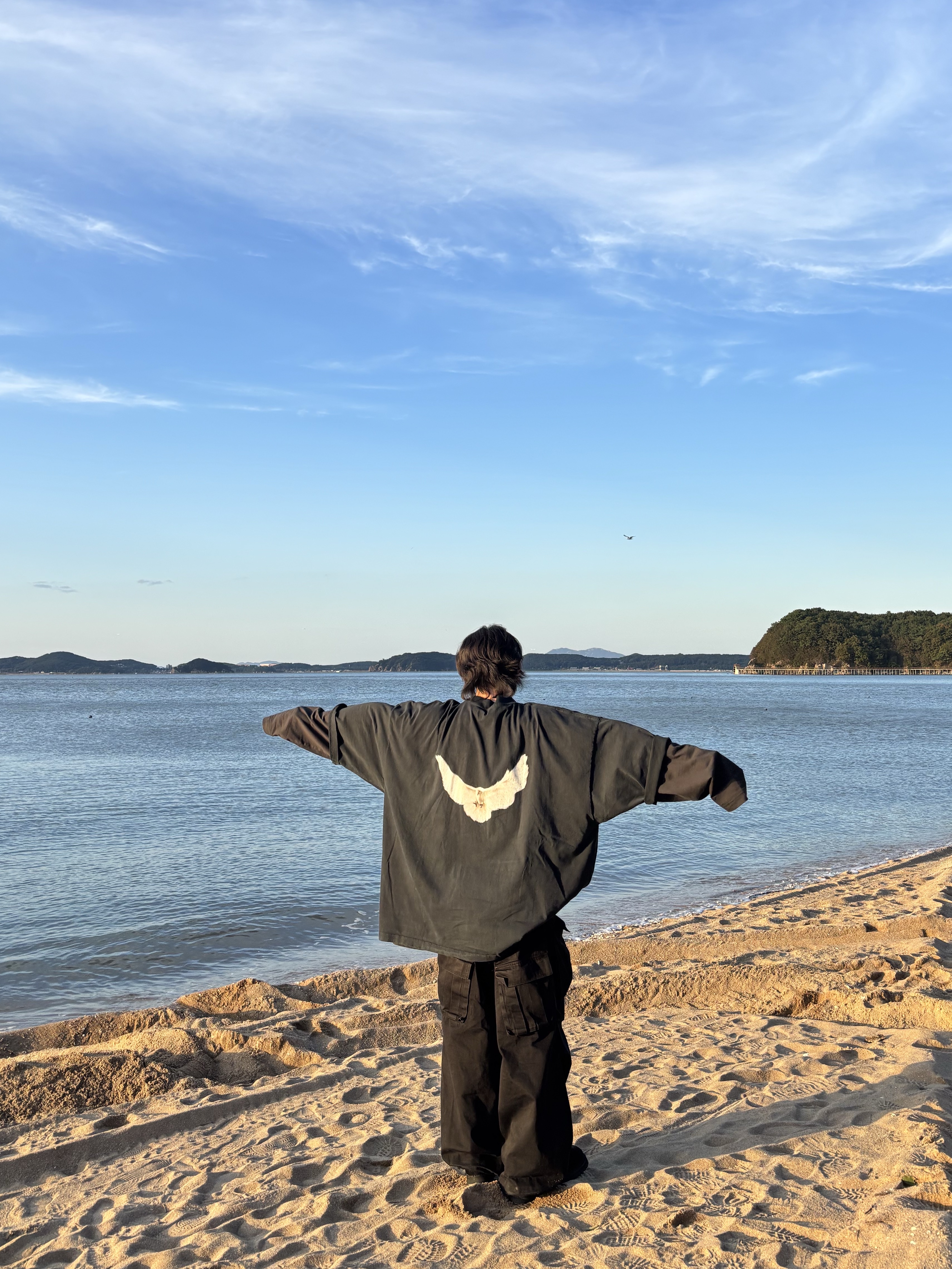Yeezy Gap Engineered By Balenciaga Dove 3/4 Sleeve T-Shirt Washed Black, Yeezy Gap Engineered By Balenciaga Dove Long Sleeve T-Shirt Black 착용 스타일 - 2